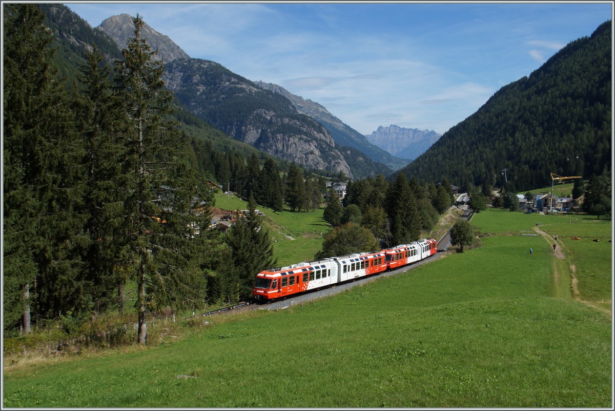 Kurz nach Vallorcine, der Bahnhof ist im Hintergrund noch zu sehen, konnte ich diesen TER nach Chamonix fotografieren. 
28. Aug. 2015