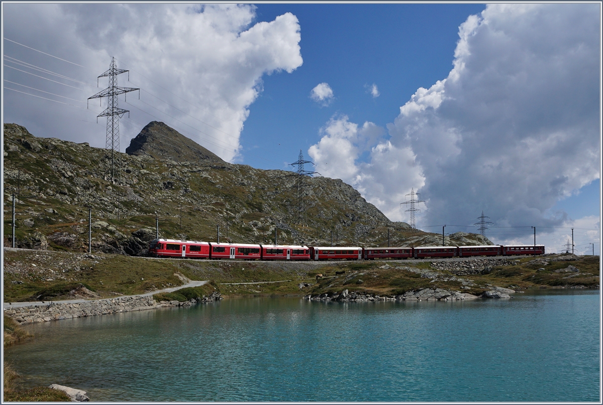 Kurz vor Bernina Ospizio ist am Laco Bianco ein Bernina-Bahn Regionalzug unterwegs.
13. Sept. 2016