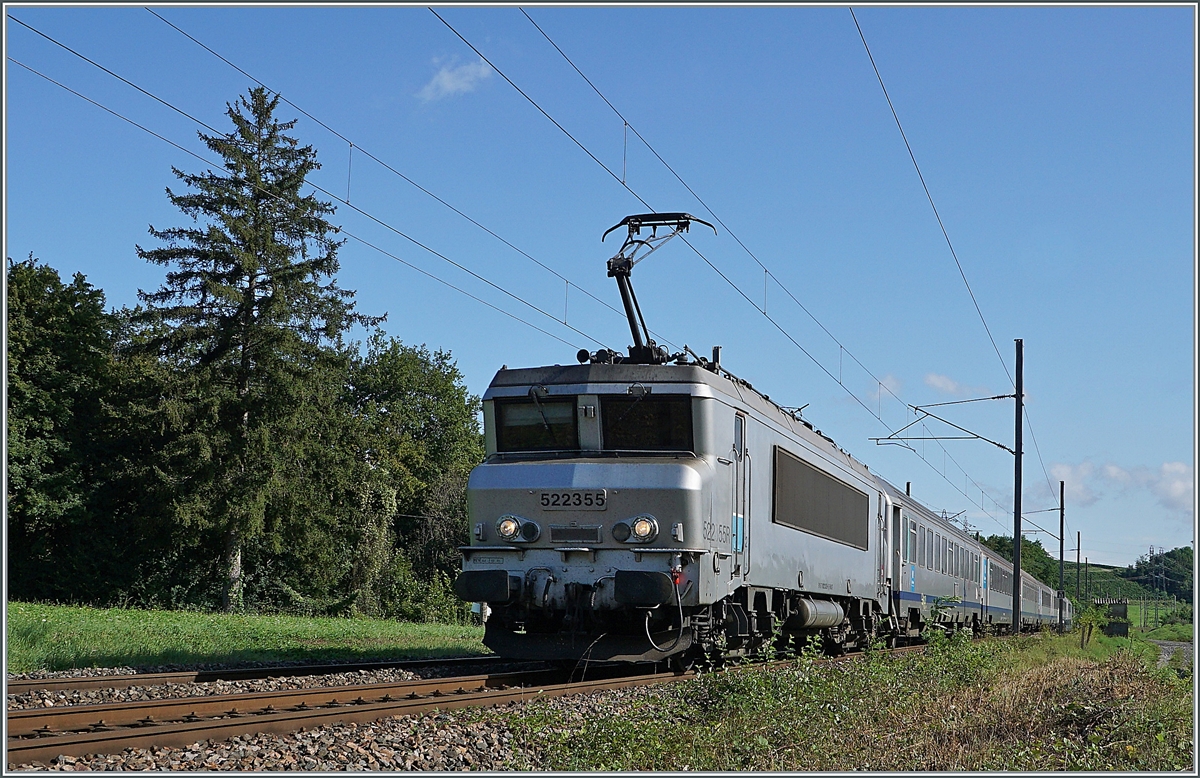 Kurz vor Pougny-Chancy ist die SNCF BB 22355 mit ihrem TER von Genève nach Lyon unterwegs. 

16. August 2021