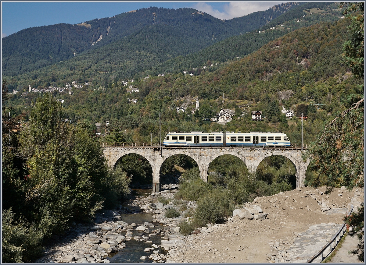 Kurz vor der Station von Malesco führt ein wunderschönes Viadukt über den Melezzo Zufluss Loana. Auf dem Bild: der mit einem Ferrovia Vigezzian SSIF ABe 4/6 geführte Regionalzug 157 von Domodossola nach Locarno. 
7. Okt. 2016