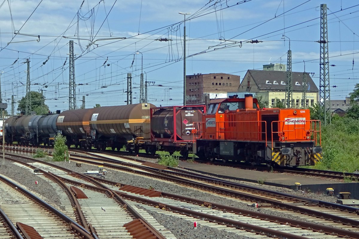 Kurzfahrt am 7 Juni 2019 f�r Chemion 275 002 in Neuss mit der Kesselwagenzug nach Dormagen Chemiepark -weniger als zehn Minuten von Neuss. 