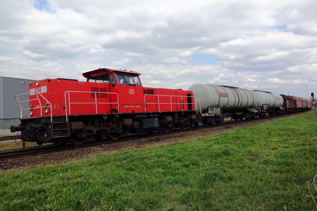 Kurzguterzug mit 6411 verl�sst am 8 April 2021 Venlo.