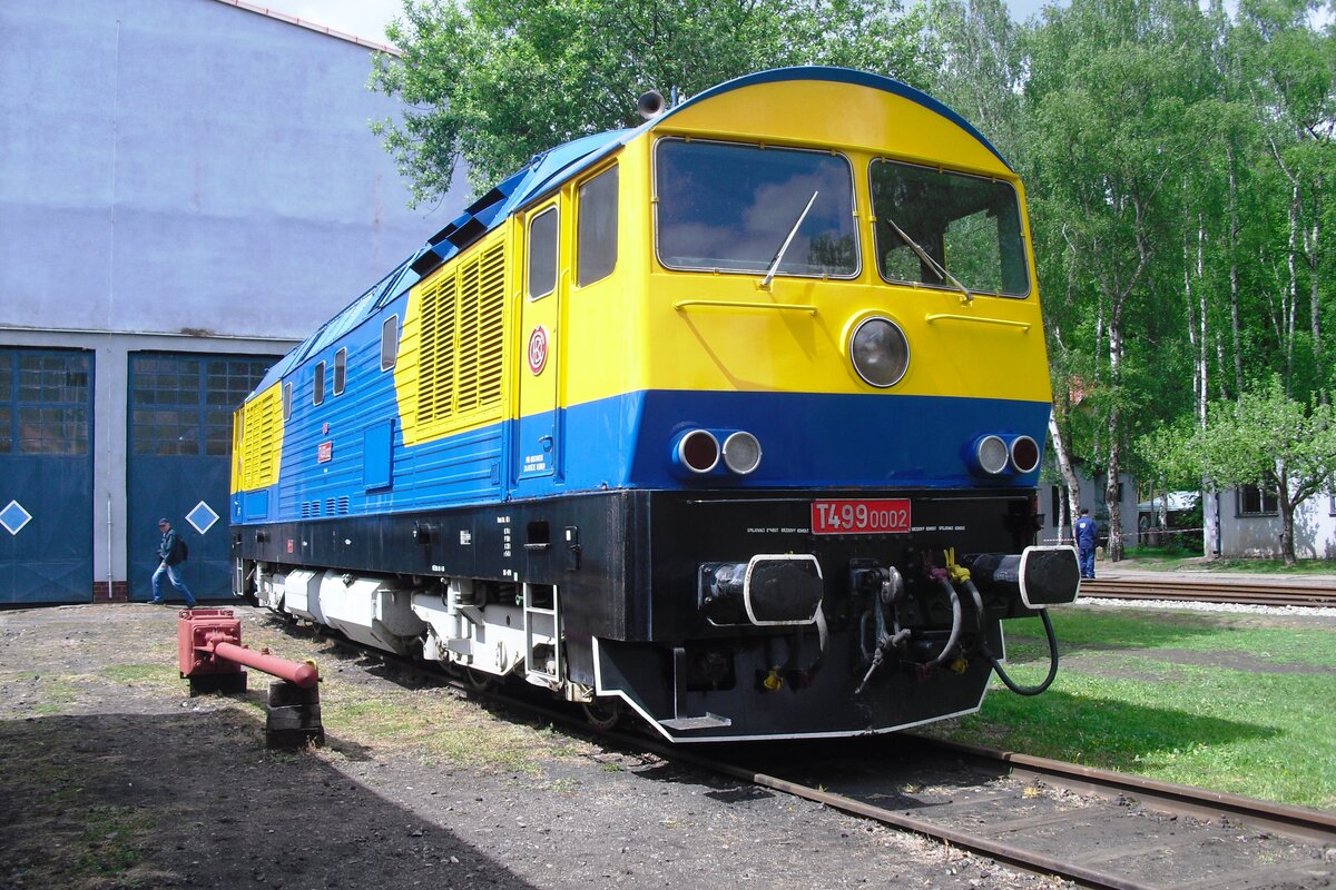 Kyklop Prototyp T499 0002 steht am 13 Mai 2012 ins Eisenbahnmuseum von Luzna u Rakovnika. In 1975 bestellten die CSD bei CKD in Prag zwei Prototypen f�r eine 140 km/h schnelle Streckendiesellokomotive. Schwierigheiten mit der Dieselmotor des Loks und die verschobene Priorit�ten auf die Elektrifizierung machten die beide Prototypen veraltet und eine Serienbau unterblieb. Die T479 0001 wurde in ein Feuer zerst�rt, aber Eisenbahnliebhaber haben die 0002 betriebsf�hig restauriert. Sie ist heute Eigentum des Eisenbahnmuseums in Luzna und wird regelm�ssig f�r Sonderz�ge einbgesetzt.
