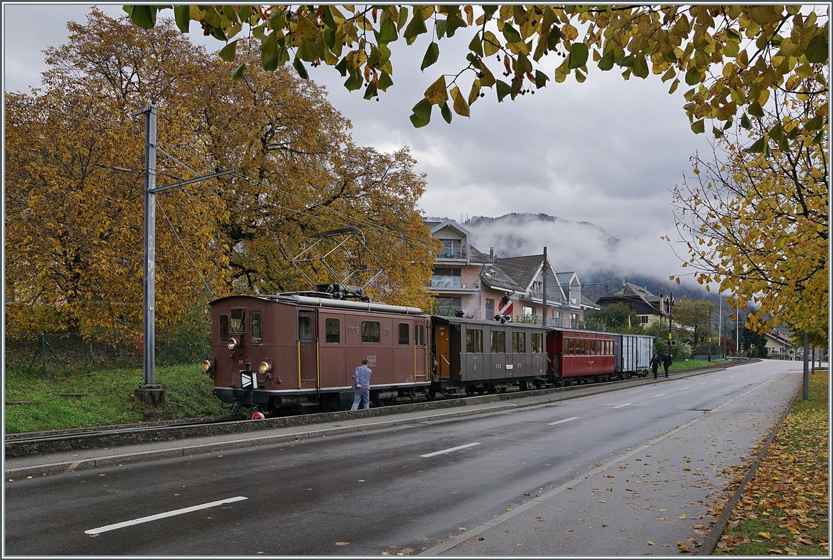  LA DER 2020 du Blonay-Chamby  / Saison Abschluss der Blonay-Chamby Bahn: Mit einem verstärkten Fahrplan und viel Dampf wird vor dem  Winterschlaf  nochmals viel Betrieb gemacht. Im Bild die BOB HGe  3/3 N° 29 die mit dem ersten (Leer)-Zug dieses Wochenendes in Blonay eingetroffen ist, und nun den Zug für die Planabfahrt ab Blonay rangiert. Um das Bild etwas herbstlich einzurahmen war die Weichenlaterne vor der Lokfront nicht zu umgehen.

24. Okt. 2020