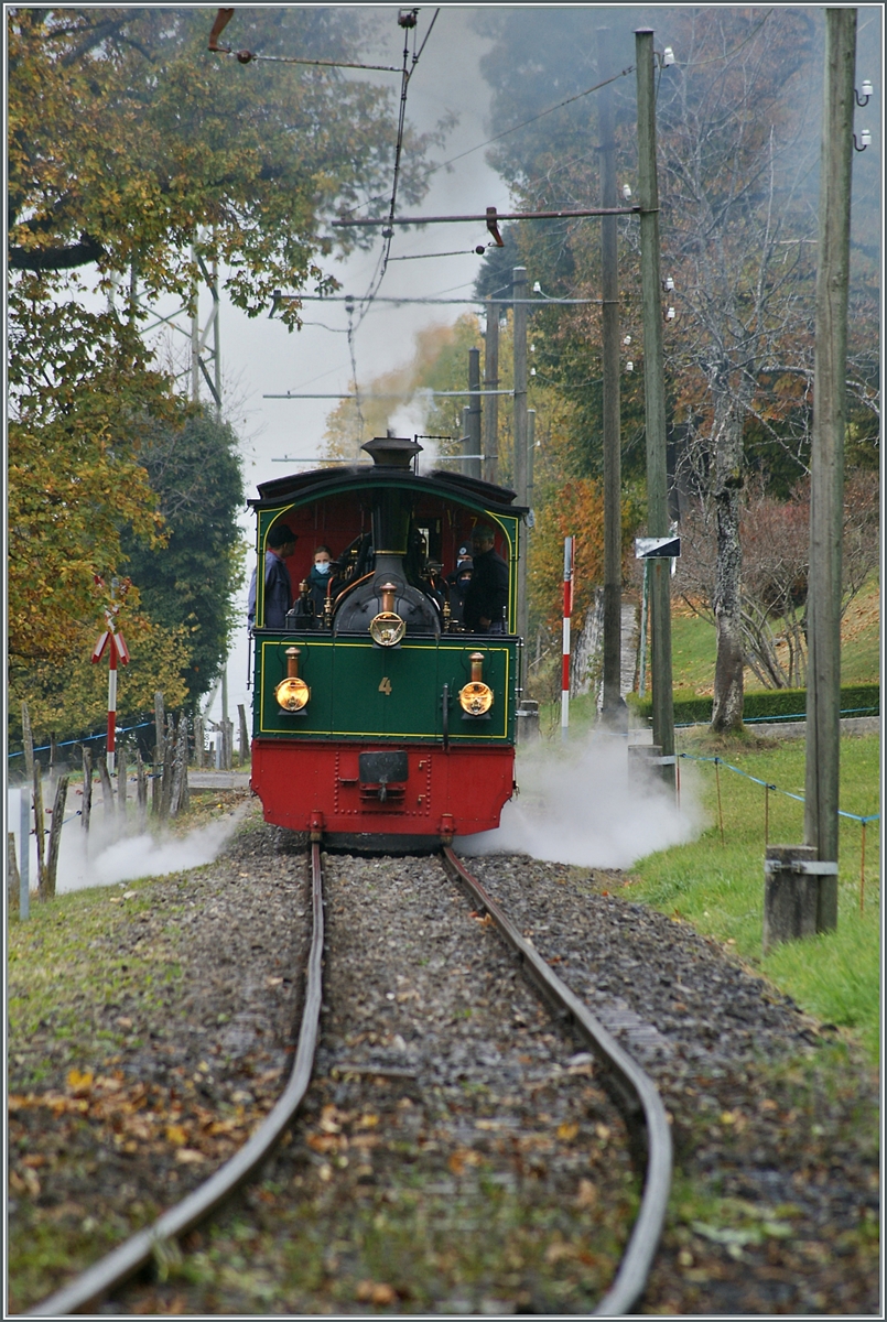 La DER 2021 du Blonay-Chamby - Die G 2/2 N° 4  Rimini  erreicht von Blonay kommend Chaulin. Wie zu sehen ist, eignen sich die Fahrleitungs-Holzmasten kaum zum Ausrichten des Bildes. 

30. Oktober 2021