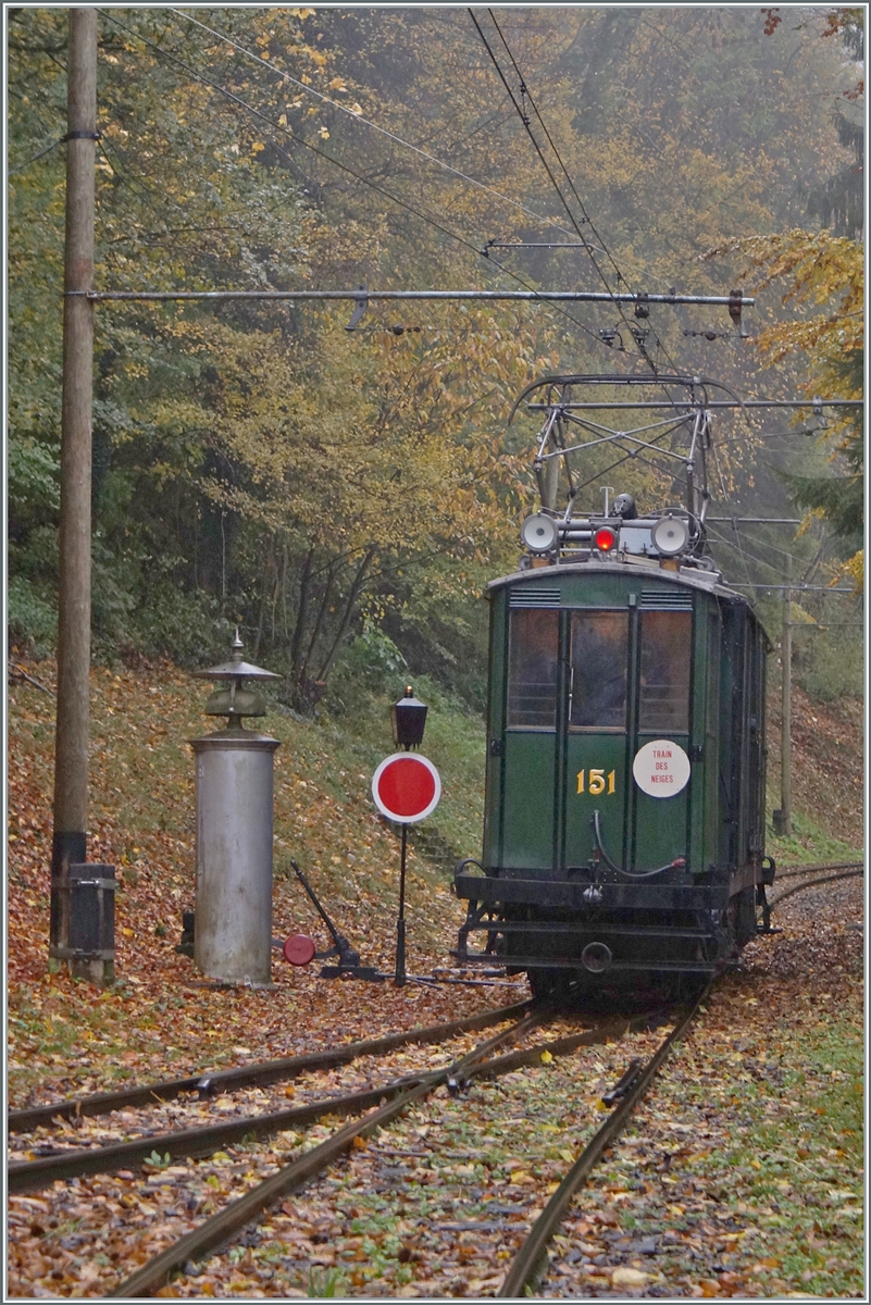 La DER de la Saison / Das Saison Ende der Blonay Chamby Bahn 2025 - Seit einigen Jahren zeigt die Blonay Chamby Bahn zum Saison Ende mit einem verdichteten Fahrplan noch einmal ihre herrlichen Fahrzeuge im Einsatz: Der CGTE Gepäcktriebwagen Fe 4/4 151 Baujahr 1911/ SIG und Siemens & Halske ist für einige Fahrten von Chaulin nach Chamby und zurück eingeteilt und erreicht hier als Zug 15114 Chaulin Bifurcation.

25. Oktober 2025