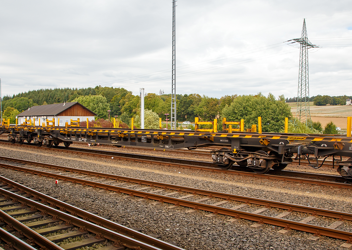 
Langschienenwagen 282 aufbauend auf einen 4-achsigen Drehgestellwagen der Gattung Skks, 33 80 4662 081-5 D-LOG als Mittelwagen zur Langschienentransporteinheit TE 342 der Bauart Robel der Vossloh Logistics GmbH (ex LOG Logistikgesellschaft Gleisbau mbH) abgestellt am 02.09.2018 beim ICE-Bahnhof Montabaur. 

TECHNISCHE DATEN:
Spurweite: 1.435 mm
Anzahl der Achsen: 4
Länge über Puffer: 24.000 mm
Drehzapfenabstand: 18.500 mm
Achsabstand im Drehgestell: 1.800 mm
Laufraddurchmesser (neu): 920 mm
Ladelänge (Plattformlänge): 22.200 mm 
Eigengewicht: 28.750 kg
Tragfähigkeit: 51.200 kg (Streckenklasse C)
Höchstgeschwindigkeit: 100 km/h 
Kleinster befahrbarer Gleisbogen: R = 150 m
Bremse: KE – GP Becorit IB 116 
Hersteller Wagenunterbau: Tabolt