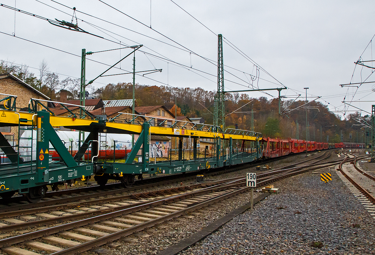 Leerer offener vierachsiger Doppelstock- Autotransportwaggon 27 80 4371 189-6 D-ARS, der Gattung Laaers 560.1 (BA 5.854), der ARS Altmann AG, am 20.11.2021 bei einer Zugdurchfahrt im Bahnhof Betzdorf (Sieg).

Diese Waggons haben zwei Ladeebenen und sind für den europaweiten Transport geeignet. Sie werden für den internationalen Transport von PKWs, Geländewagen, und Vans eingesetzt und bieten maximale Flexibilität durch eine stufenlos verstellbare obere Ladeebene. Aufgrund der hohen Lastgrenze (34t) ist der Transport von besonders schweren Fahrzeugen der genannten Typen möglich. Damit sowohl ein typenreiner Transport als auch eine Mischverladung in den unterschiedlichen Lademaßen möglich ist, kann die obere Ladeebene hinsichtlich der Transportstellungen stufenlos eingestellt werden.

Der Laaers 560.1 ist eine neu entwickelte Autotransportwageneinheit und besteht aus zwei zweiachsigen Wagenelementen, die mit einer im Betrieb nicht trennbaren Kurzkupplung (mit einer Bruchkraft von 1.000 kN) miteinander verbunden sind. Sie verfügt über stufenlos verstellbare Hebe- und Senkeinrichtungen für die oberen Ladeebenen. Sowohl die beiden unteren als auch die beiden oberen Ladeebenen der Wageneinheit sind jeweils für 9 t Zuladung ausgelegt. Die Lastgrenze für die Wageneinheit beträgt max. 34 t (je Wageneinheitshälfte 17 t). Die Struktur der Wageneinheiten ist für Pkw / Van mit einem Gesamtgewicht von 2800 kg und Radlasten von 1000 kg ausgelegt.

Die oberen Ladeebenen sind über jeweils vier dreigängige Spindeln und Tragsäulen mit dem Untergestell verbunden. Die Säulenpaare lassen sich getrennt bedienen, damit die oberen Ladeebenen an den Fahrzeugenden - notwendig zur Be- und Entladung - rampenartig gestellt werden können. 

TECHNISCHE DATEN:
Gattung: Laaers 560.1 (BA 5.854),
Spurweite: 1.435 mm
Anzahl der Achsen: 4
Länge über Puffer : 31.000 mm
Achsabstände: 10.000 mm / 5.160 mm / 10.000 mm
Laufraddurchmesser (neu): 840 mm (außen) / 730 mm (mitleren)
Ladelänge : 30.070 mm (unten) / 30.550 mm (oben)
Höchstgeschwindigkeit: 100 km/h (120 km/h leer)
Eigengewicht: 30.000 kg
Nutzlast: 34,0 t ab Streckenklasse B (max. 17 t pro Ebene)
Kleinster befahrb. Gleisbogenhalbmesser: 75 m
Bremse: KE-GP-A
Verwendungsfähigkeit: TEN GE