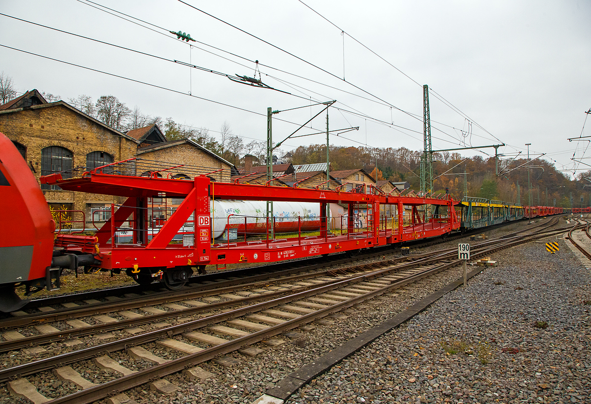 Leerer offener vierachsiger Doppelstock- Autotransportwaggon 25 80 4363 081-7 D-ATG, der Gattung Laaers 560.2, der DB Cargo Logistics GmbH (ex ATG Autotransportlogistic GmbH), am 20.11.2021 bei einer Zugdurchfahrt im Bahnhof Betzdorf (Sieg).

Diese Waggons haben zwei Ladeebenen und sind für den europaweiten Transport geeignet. Sie werden für den internationalen Transport von PKWs, Geländewagen, und Vans eingesetzt und bieten maximale Flexibilität durch eine stufenlos verstellbare obere Ladeebene. Aufgrund der hohen Lastgrenze (34t) ist der Transport von besonders schweren Fahrzeugen der genannten Typen möglich. Damit sowohl ein typenreiner Transport als auch eine Mischverladung in den unterschiedlichen Lademaßen möglich ist, kann die obere Ladeebene hinsichtlich der Transportstellungen stufenlos eingestellt werden. Durch die Entwicklung eines veränderten Ladungssicherungssystems wurde den Kundenanforderungen nach optimierten Transportmöglichkeiten für Fahrzeuge mit niedrigerer Bodenfreiheit Rechnung getragen.

Der Laaers 560.2 ist eine neu entwickelte Autotransportwageneinheit und besteht aus zwei zweiachsigen Wagenelementen, die mit einer im Betrieb nicht trennbaren Kurzkupplung (mit einer Bruchkraft von 1.000 kN) miteinander verbunden sind. Sie verfügt über stufenlos verstellbare Hebe- und Senkeinrichtungen für die oberen Ladeebenen. Sowohl die beiden unteren als auch die beiden oberen Ladeebenen der Wageneinheit sind jeweils für 9 t Zuladung ausgelegt. Die Lastgrenze für die Wageneinheit beträgt max. 34 t (je Wageneinheitshälfte 17 t). Die Struktur der Wageneinheiten ist für Pkw / Van mit einem Gesamtgewicht von 2800 kg und Radlasten von 1000 kg ausgelegt.

Die oberen Ladeebenen sind über jeweils vier dreigängige Spindeln und Tragsäulen mit dem Untergestell verbunden. Die Säulenpaare lassen sich getrennt bedienen, damit die oberen Ladeebenen an den Fahrzeugenden - notwendig zur Be- und Entladung - rampenartig gestellt werden können. 

TECHNISCHE DATEN:
Gattung: Laaers 560.2 
Spurweite: 1.435 mm
Anzahl der Achsen: 4
Länge über Puffer : 31.000 mm
Achsabstände: 10.000 mm / 5.160 mm / 10.000 mm
Laufraddurchmesser (neu): 840 mm (außen) / 730 mm (mitleren)
Ladelänge : 30.070 mm (unten) / 30.550 mm (oben)
Höchstgeschwindigkeit: 100 km/h (120 km/h leer)
Eigengewicht: 31.000 kg
Nutzlast: 33,0 t ab Streckenklasse B (max. 17 t pro Ebene)
Kleinster befahrb. Gleisbogenhalbmesser: 75 m
Bremse: KE-GP-A
Verwendungsfähigkeit: TEN GE