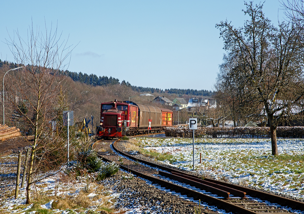 
Leider auch schon historisch der Güterverkehr am Westerwald....Hier mit einem Hauch von Winter....
Die V 26.3 (Lok 3) der Westerwaldbahn (WEBA) eine Jung R 30 B, fährt am 16.02.2016 ihrem Güterzug von Weitefeld, via Bindweide, nach Scheuerfeld/Sieg, hier beim Ortsausgang Elkenroth.

Die Jung Lok vom Typ R 30 B wurden bei der Firma Jung in Kirchen/Sieg 1957 unter der Fabriknummer 12748 gebaut und als V 26.3 an die WEBA geliefert. Sie hat die NVR-Nummer 98 80 3944 005-8 D-WEBA.