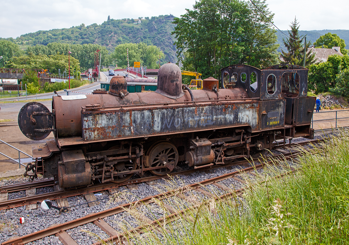
Leider ein tristes Dasein, aber Ziel der Brohltalbahn ist es, diese Lokomotive eines Tages wieder betriebsfähig herzurichten....

Die 1.000 mm Malletdampflok BBn4vt E 168 der Brohltal Eisenbahn, ex E 168 (3 069 168-5) der portugiesischen Staatsbahn CP (Companhia dos Caminhos de Ferro de Portugueses), ex MD 408 (Caminhos de Ferro do Estado Minho e Douro), abgestellt beim Bahnhof Brohl (BE), am 24.05.2015.

Die Lok wurde 1908 von Henschel & Sohn in Kassel unter der Fabriknummer 8915 gebaut.

Technische Daten:
Bauart: B'Bn4vt
Spurweite : 1.000 mm
Fahrgeschwindigkeit: 40 km/h
Kesselüberdruck: 14 kp/cm2
Dienstmasse: 40,0 t
Achsfahrmasse: 10,0 t
Wasserkasteninhalt: 4,5 m3
Brennstoffvorrat: 1,3 t (Kohle)

Eine Schwesterlok, die ex CP E 164 ist betriebsfähig bei der Chemins de fer du Jura (CJ).
