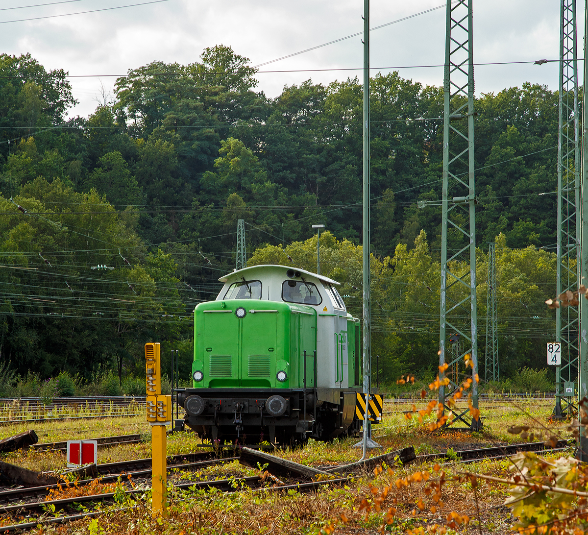 Leider etwas ungeschickt abgestellt....
Die SETG V100.52 alias 211 308-2 (92 80 1211 308-2D-SRA) der Salzburger Eisenbahn TransportLogistik GmbH, ex DB 211 308-2, ex DB V 100 1308, ist am 24.08.2021 im Rbf Betzdorf (Sieg) abgestellt.
Die V 100.10 (West) wurde 1962 von Krauss-Maffei in München-Allach unter der Fabriknummer 18904 gebaut und als V 100 1308 an die Deutsche Bundesbahn geliefert, zum 01.01.1968 erfolgte die Umzeichnung in 211 308-2 und bereits 1986 die Ausmusterung bei der DB. 1989 ging sie an die MHE - Meppen-Haselünner Eisenbahn, ab 1993 dann EEB - Emsländische Eisenbahn GmbH (Meppen). Im Jahr 2018 ging sie dann an die S-Rail GmbH (Freilassing) ein Tochterunternehmen Salzburger Eisenbahn TransportLogistik GmbH.