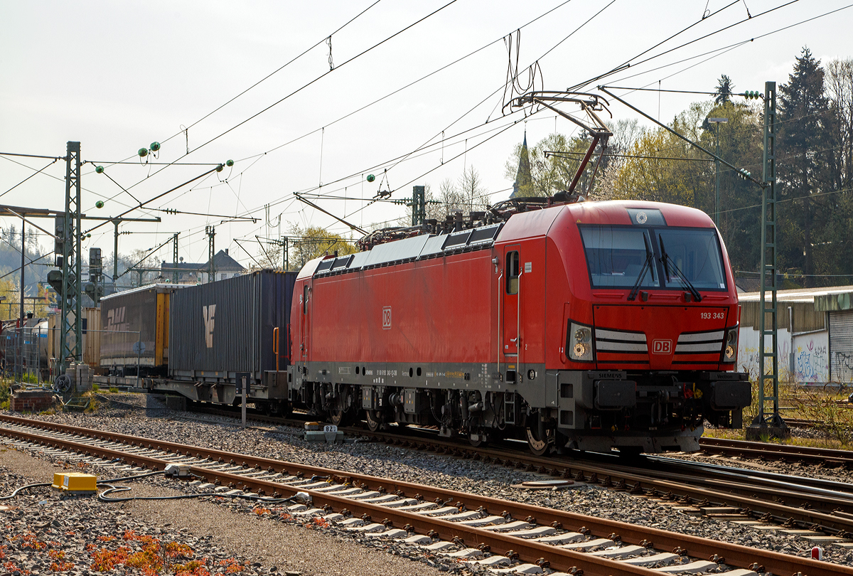Leider im Gegenlicht.....
Die Siemens Vectron MS 193 343-1 (91 80 6193 343-1 D-DB) der DB Cargo AG fährt am 14.04.2019 mit einem Kombiverkehr-Zug durch Betzdorf/Sieg in  Richtung Köln.

Die Vectron MS wurde 2018 von Siemens in München unter der Fabriknummer 22423  gebaut und an die DB Cargo geliefert.  Diese Vectron Lokomotive ist als MS – Lokomotive (Multisystem-Variante) mit 6.400 kW konzipiert und zugelassen für Deutschland, Österreich, Schweiz, Italien und Niederlande, sie hat eine Höchstgeschwindigkeit von 160 km/h. So ist es möglich ohne Lokwechsel vom Mittelmeer die Nordseehäfen Rotterdam oder Hamburg an zu fahren.
Die Vectron MS hat folgende Leistungen:  
Unter 15kV, 16,7Hz  und 25kV, 50Hz Wechselstrom mit 6.400kW; 
unter 3kV Gleichstrom mit 6.000kW sowie 
unter 1,5kV Gleichstrom 3.500kW

Auf dem Dach der Lok befinden sich vier Einholmstromabnehmer
Position A Panto  für AC 1.450 mm breit (für Schweiz)
Position B Panto  für DC 1.450 mm breit (für Italien)
Position C Panto  für DC 1.950 mm breit (für Niederlande)
Position D Panto  für AC 1.950 mm breit (für Deutschland, Österreich), Position D ist hier im Bild vorne.

TECHNISCHE DATEN der Vectron MS:
Spurweite: 1.435 mm
Achsformel: Bo'Bo'
Länge über Puffer: 18.980 mm
Drehzapfenabstand: 9.500 mm
Achsabstand im Drehgestell: 3.000 mm
Breite: 3.012 mm
Höhe:  4.248 mm
Raddurchmesser :  1.250 mm (neu) / 1.170 mm (abgenutzt)
Gewicht:  90 t
Spannungssysteme: 
15 kV, 16,7 Hz AC 
25 kV, 50 Hz AC 
1,5kV DC 
3 kV DC
Max. Leistung am Rad:  6.400 kW (bei AC-Betrieb)
Höchstgeschwindigkeit: 160 km/h
Anfahrzugskraft:  300 kN
Dauerzugkraft:  250 kN
Elektrische Bremskraft: 150 kN
Kraftübertragung: Ritzelhohlwellenantrieb
