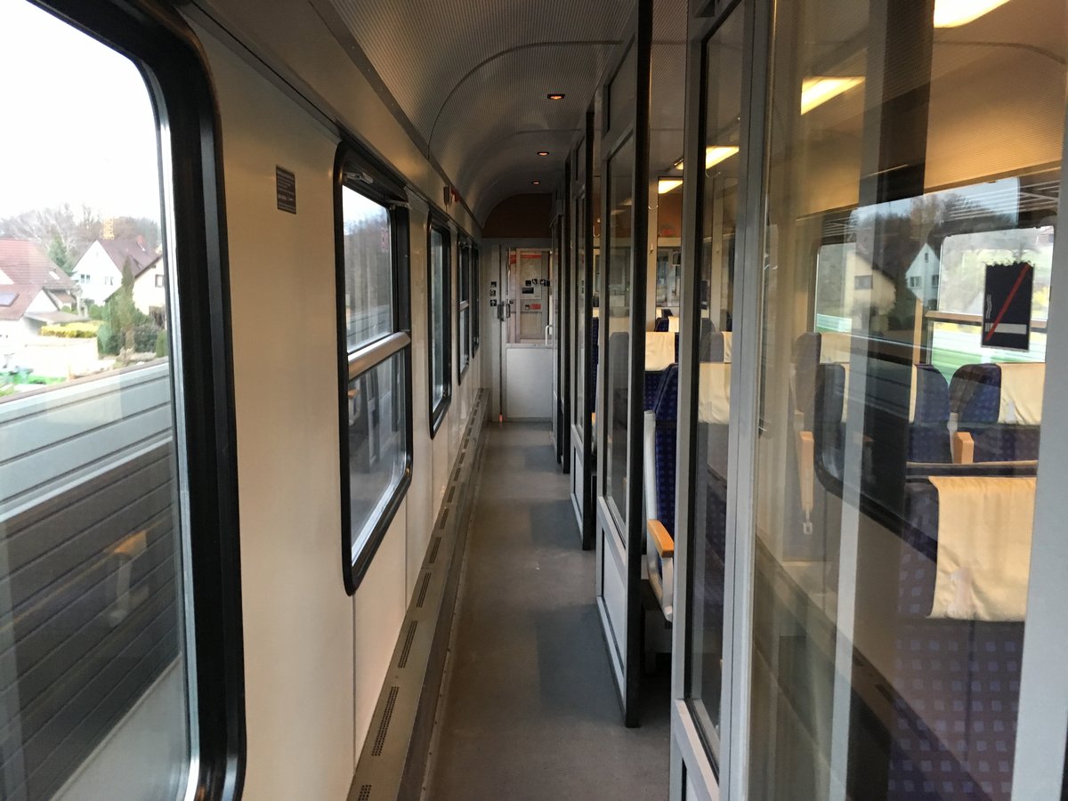 Leider keine Originalen Abteile mehr...

Viele 1. Klasse N Wagen verloren bei den vielen modernisierungen ihre originalen Abteile, so auch dieser Freiburger ABnrz 418.3 (31-34 360) wo ich ihn am 20.03.17 aufnehmen konnte.