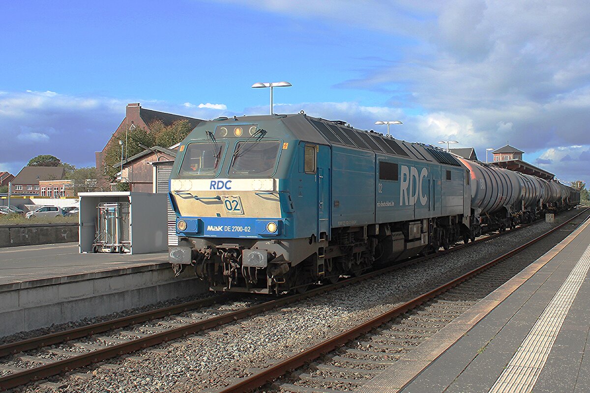 Leider mit Gegenlicht durchfahrt am 21 September 2025 RDC 2700-02 mit ein Kesselwagenzug NIeb�ll.