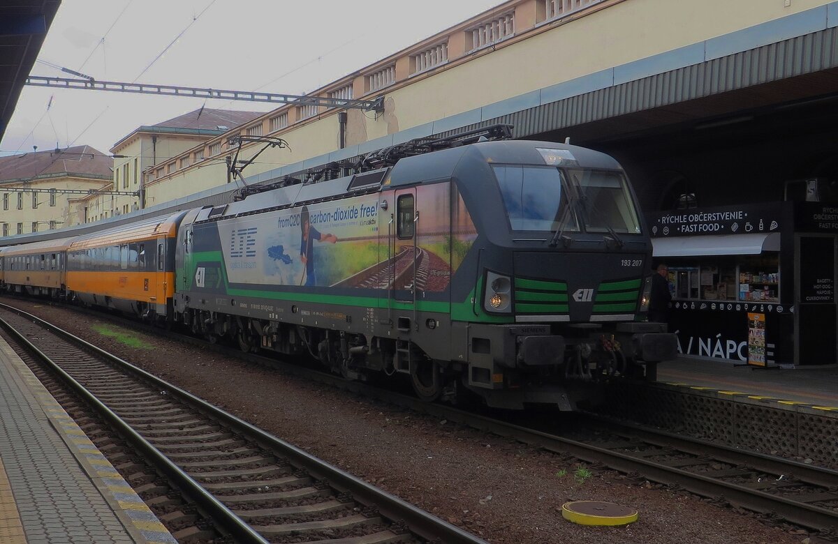 Leider mit Gegenlicht treft am 26 Augustus 2021 LTE 193 207 mit ein RegioJet in Bratislava hl.st. ein. Mit der massiver Einmarsch der Reihe 388.2 sind die kunterbunte RegioJetzüge mit diverse Vectronen Vergangenheit.