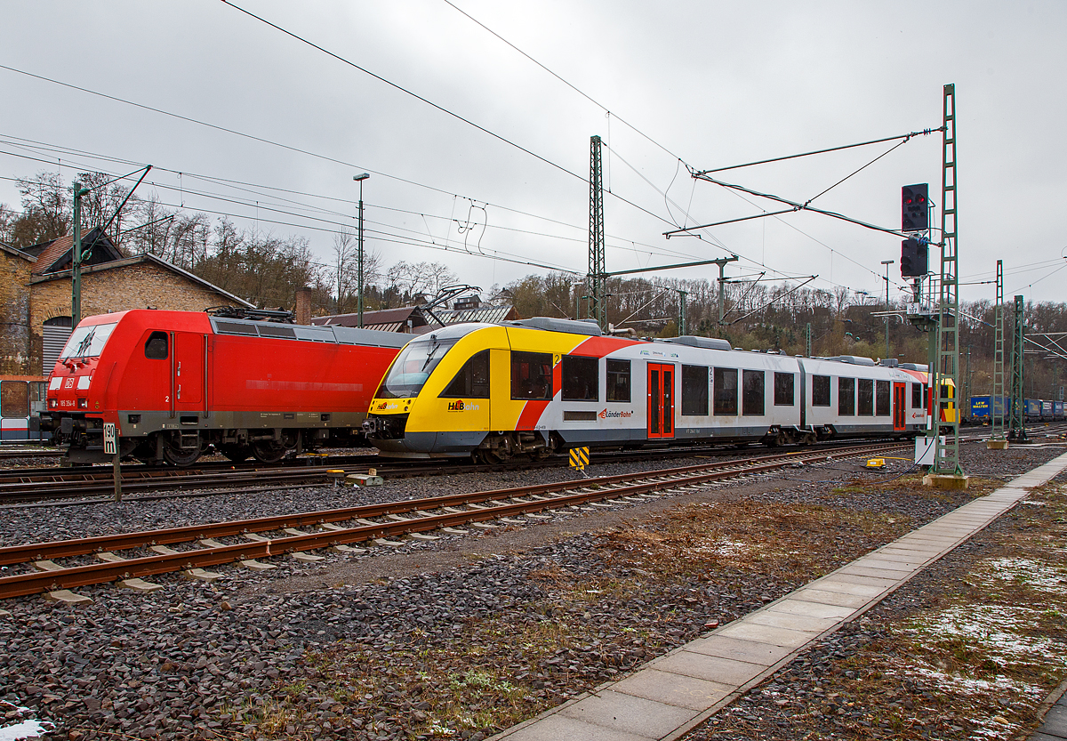 Leider zugefahren....
Während vorne der VT 266 (95 80 0648 166-6 D-HEB / 95 80 0648 656-6 D-HEB) ein Alstom Coradia LINT 41 der HLB (Hessische Landesbahn), am 06.04.2021 in Betzdorf (Sieg) aus der Abstellgruppe auf Gleis 106 einfährt und dort als RB 93 „Rothaarbahn“ nach Bad Berleburg bereitgestellt wird. Fährt dahinter aus Gleis 105 die 185 354-8 (91 80 6185 354-8 D-DB) der DB Cargo AG, mit einem KLV-Zug durch Betzdorf (Sieg) in Richtung Siegen.

