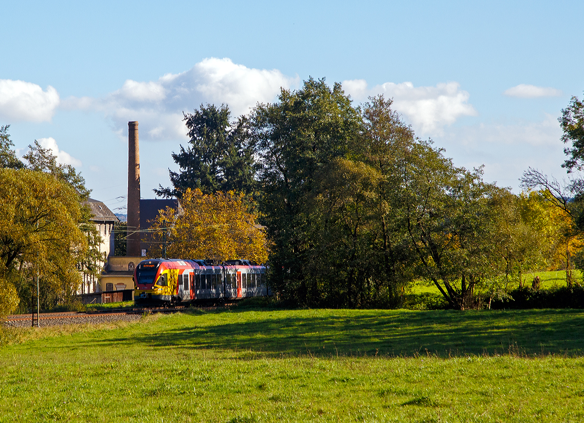 
Licht und Schatten im goldenen Oktober.... 
Ein fünfteiliger FLIRT der HLB (Hessischen Landesbahn), als RE 99 (Main-Sieg-Express) Gießen - Siegen (Umlauf RE 24962), passiert am 14.10.2017 die Marxmühle in Katzenfurt.
