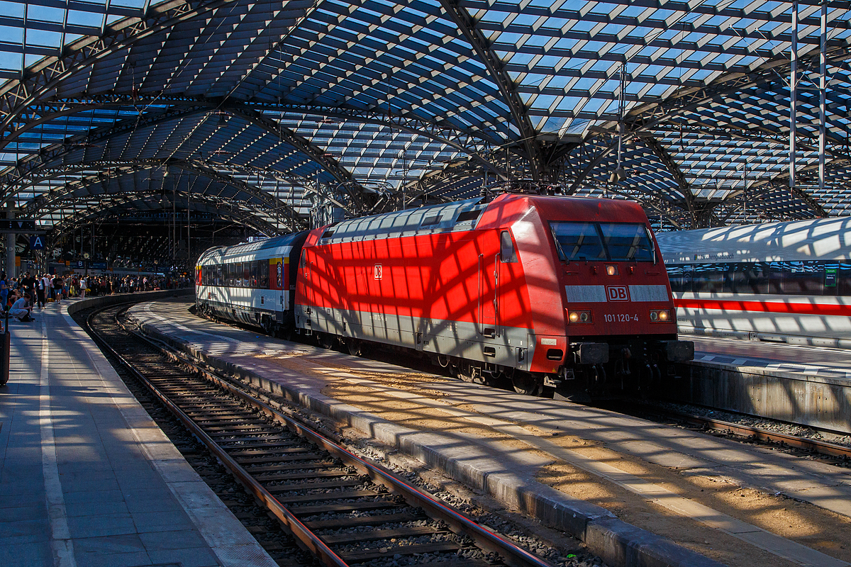 Licht und Schatten unter der bzw. durch Bahnsteigüberdachung vom Hbf Köln....
Die 101 120-4 (91 80 6101 120-4 D-DB) hat am 12.08.2022 mit einem Schweizer SBB EC den Hbf Köln erreicht.

Die Lok wurde 1998 von ABB Daimler-Benz Transportation GmbH (ADtranz) in Kassel unter der Fabriknummer 33230 gebaut.
