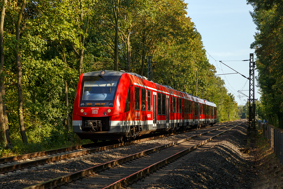 
Licht- und Schattenspiel....
Der vareo 620532 / 621 032 / 620 032 ein dreiteiliger Dieseltriebzug vom Typ ALSTOM Coradia LINT 81 der DB Regio (VAREO) erreicht am 18.08.2018, als RB 30   Rhein-Ahr-Bahn  (Ahrbrück - Remagen - Bonn Hbf), bald den Bahnhof Bonn UN Campus. 