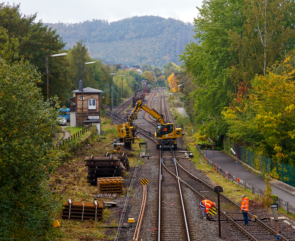 
Liebherr Zweiwegebagger A 922 Rail Litronic, Kleinwagen Nr. D-KAF 99 80 9903 659-7, der KAF Falkenhahn Bau AG (Kreuztal), mit angebauten BSB Baggeranbausauger „tinbin TC2“, am 12.10.2020 in Herdorf. Der gefüllte Baggeranbausauger wird nun neben dem Gleis entleert.