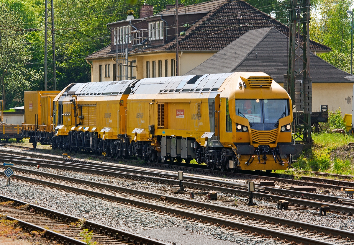 LINSINGER Rail milling train MG31 (Schienenfr�szug MG 31), Schweres Nebenfahrzeug Nr. D-DB 99 80 9427 009-2, der DB Bahnbau Gruppe GmbH steht am 04.05.2014, mit dem Ger�tewagen 40 80 3302 203-4 Ks, in Kreuztal. 
Leider war eine Aufnahme nur von der Schattenseite m�glich. 

Der Schienenfr�szug MG 31 wurde 2012 von LINSINGER Austria Maschinenbau Ges. m.b.H. in Steyrerm�hl (�sterreich) entwickelt und gebaut. Auf der InnoTrans 2012 wurde er erstmals der �ffentlichkeit vorgestellt.

Technische Daten: 
Spurweite: 1.435 mm  
Achsanzahl: 24 (je 3 Achsen in 4 Drehgestelle) 
Achsfolge: unbek. 
L�nge �ber Puffer: 23.800 mm/Einh. = 47.600 mm 
Ges. Drehzapfenabstand: 15.300 mm 
Eigengewicht: 183 t 
Zur Mitfahrt zugel Personen: 5 
H�chstgeschwindigkeit: 100 km/h 
Zugelassen f�r Streckenklasse: CE und h�her und CM4 
Kleister befahrbarer Gleisradius: 150 m
Anzahl der Bearbeitungseinheiten : links und rechts je 3 Fr�seinheiten, sowie je eine Schleifeinheit links und rechts
Weitere Daten sind mir noch unbekannt.