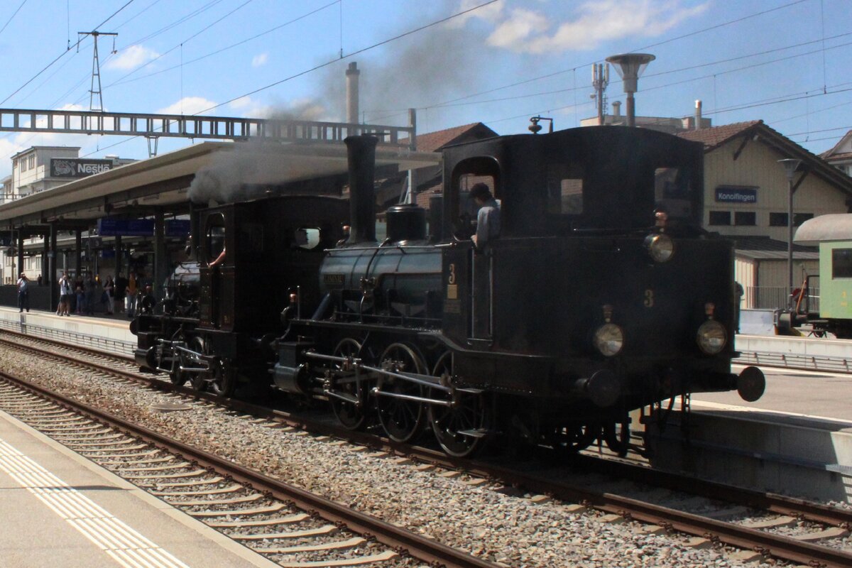 Lok-3 der DBB 'LANGNAU' war gerade rechtzeitig restauriert worden für das Spektakel  150 Jahre Emmentalbahn   und lauft mit Lok 853 um in Konolfingen am 18 Mai 2025.