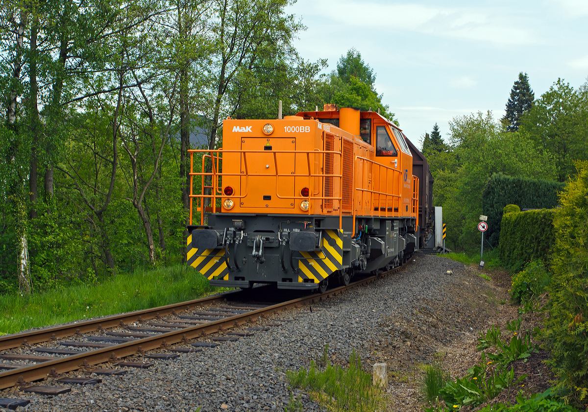 Lok 44 (MaK G 1000 BB) der Kreisbahn Siegen-Wittgenstein (KSW) kommt mit einem Güterzug am 18.05.2012 Neunkirchen über die Hellerbrücke, sie fährt in Richtung Herdorf. Diese 12 km lange Strecke Herdorf–Salchendorf der Streckenkategorie C2 (Radsatzlast 20 t), ist Eigentum der KSW (ehemals Freien Grunder Eisenbahn AG).