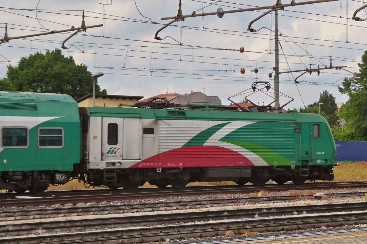 Lok E 464 901-1, schiebt ihren Zug in Ferrara in den Abstellbereich des Bahnhofs. 08.05.2025