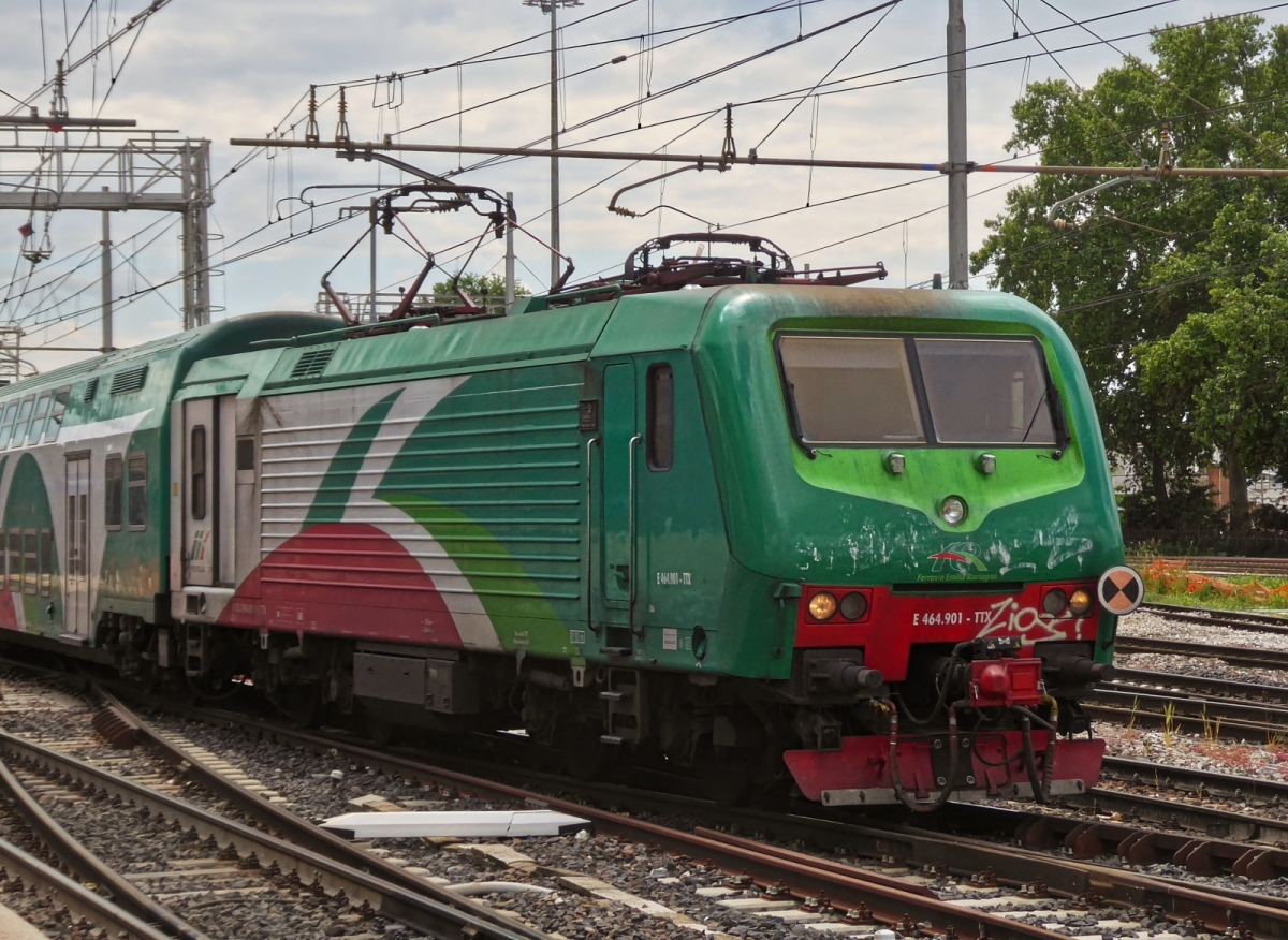Lok E 464 901 zieht ihren Zug an ihrer Endstation aus dem Bahnhof von Ferrara auf ein Nebengleis. 05.2025