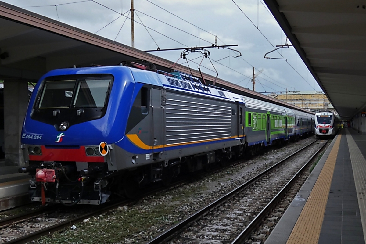 Lok E 464.264 wurde mit ihrem Zug von der Diesellok in den Bahnhof von Triest geschoben. 05.05.2025