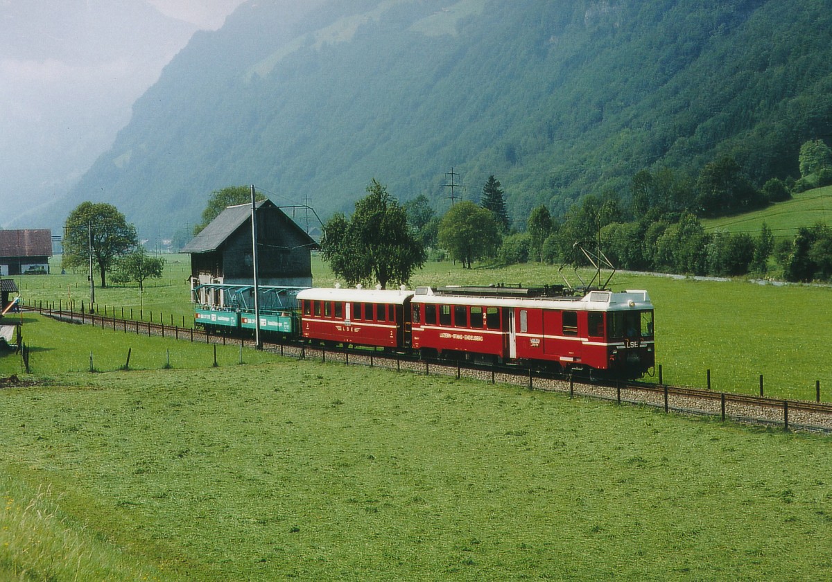 LSE: Erinnerung an die Luzern - Stans - Engelberg - Bahn. Sonderzug mit BDeh 4/4, Sommerwagen und dem ehemaligen Br�nigwagen B4 mit oP im Sommer 1995. Der ehemalige Br�nigwagen galt als allerletzte Reserve und war nur sehr selten im Einsatz fotografierbar. Per 1. Januar 2005 fusionierte die SBB (Br�nigbahn) mit der LSE zur Zentralbahn.
Foto: Walter Ruetsch