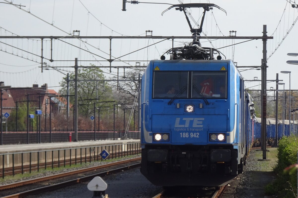 LTE 186 942 steht am 13 April 2022 in Oss.