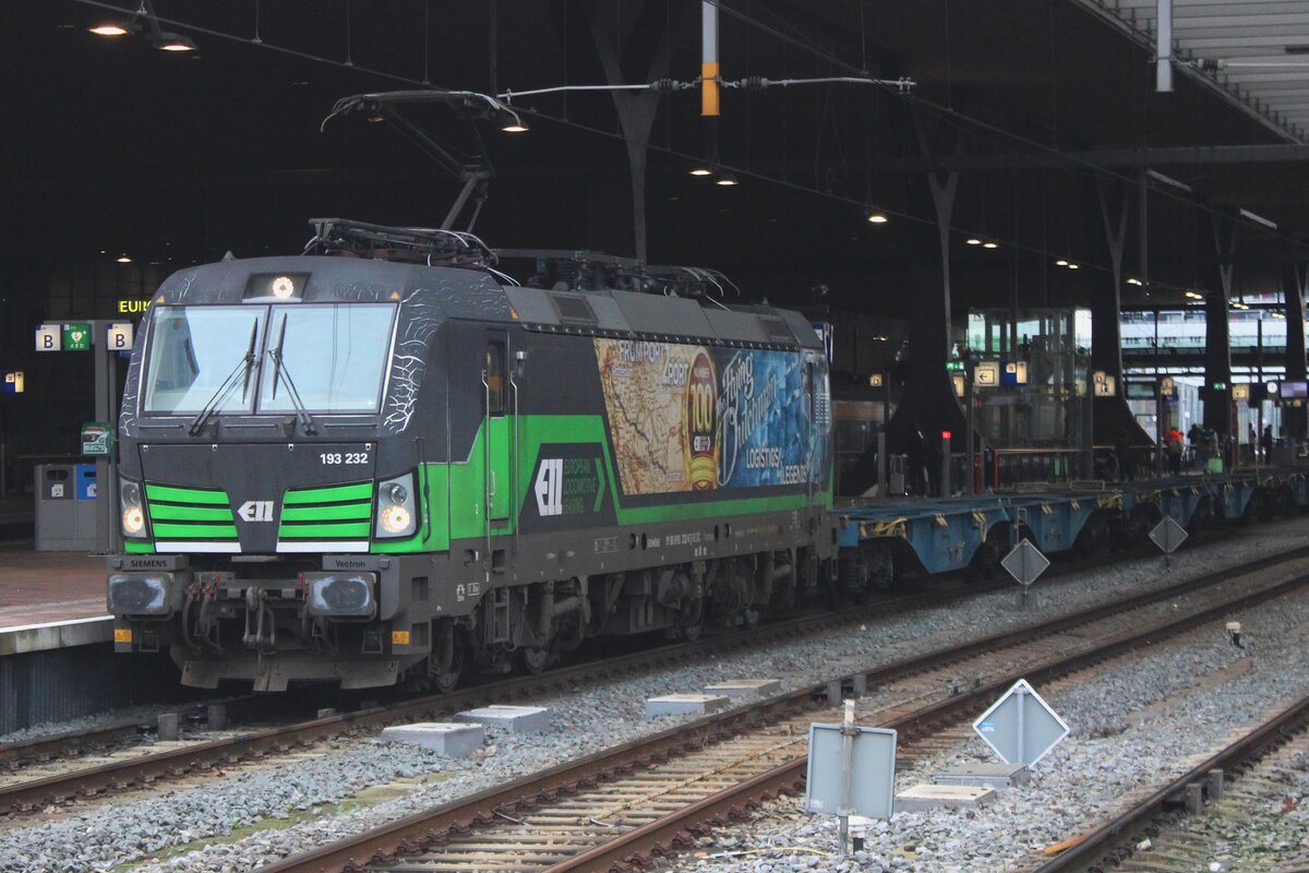 LTE 193 232 kommt unter der Dach von Rotterdam Centraal aus mit ein Leercontainerzug am 4 Januar 2025.
