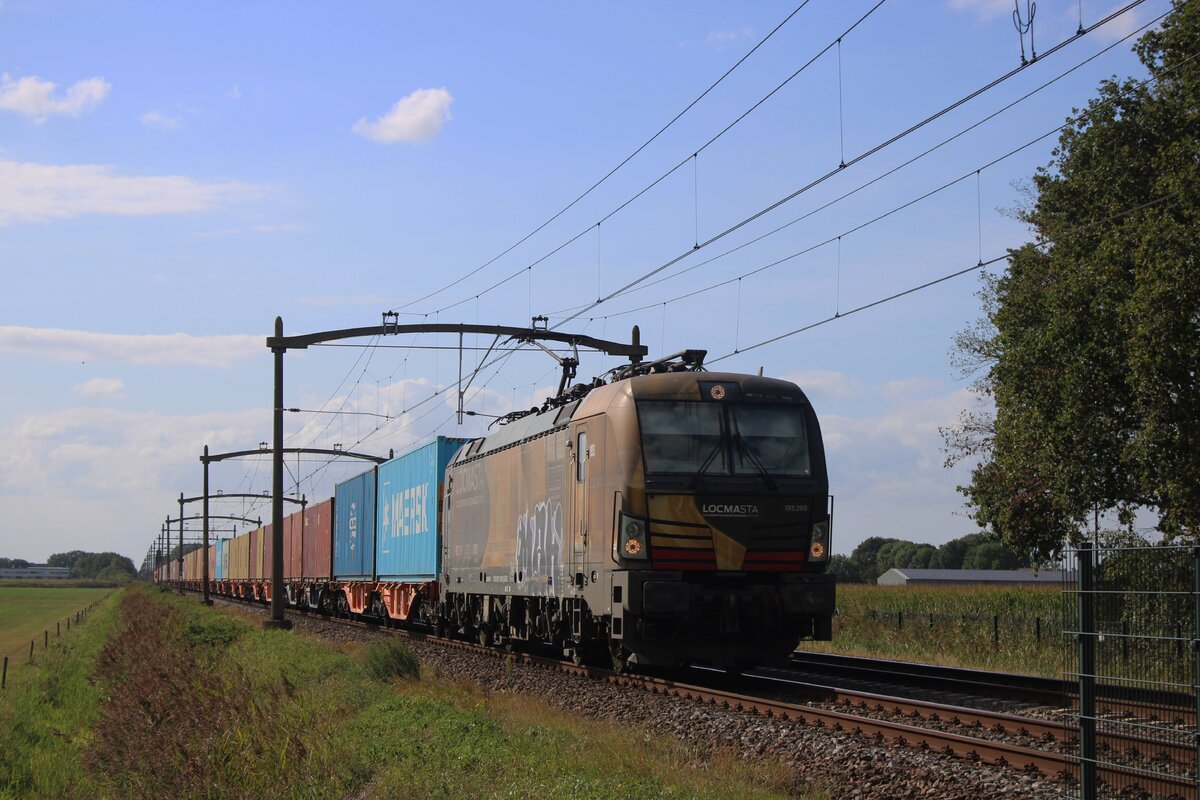 LTE 193 299 'LOCMASTA' zieht ein Containerzug durch Hulten am 21 Augustus 2025.