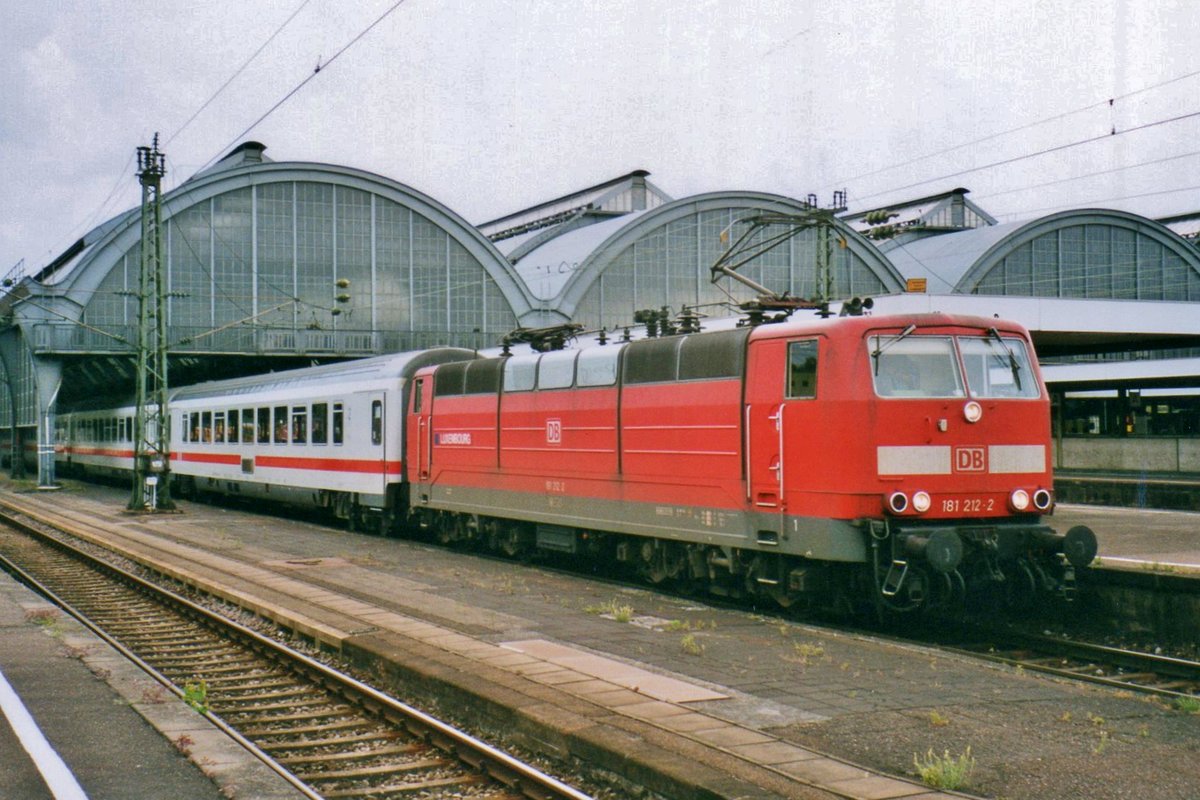 LUXEMBOURG in Karlsruhe Hbf: DB 181 212 zieht ein EC aus Karlsruhe Hbf aus am 30 September  2005.