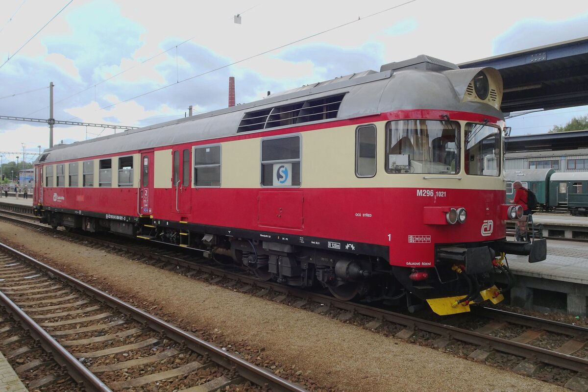 M296-1021 steht als S-Bahn nach Vlasim (statt der planm�ssig vorgesehene 814/914) in Benesov u Prahy am 11 September 2022.