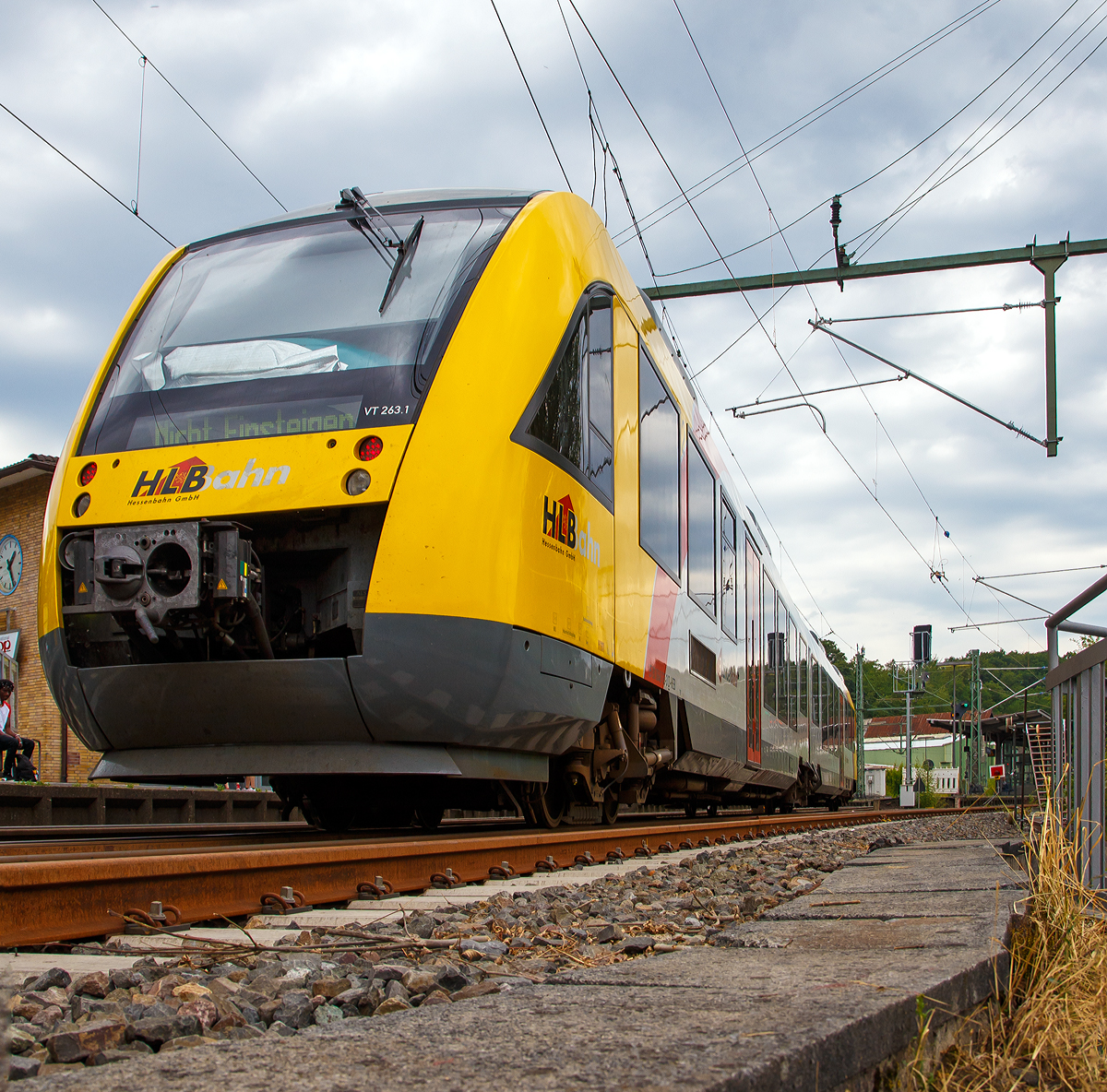 
Mal eine andere Perspektive und Ansicht....
Der VT 263 (95 80 0648 163-3 D-HEB / 95 80 0648 663-2 D-HEB) ein Alstom Coradia LINT 41 der HLB (Hessische Landesbahn), als RB 93  Rothaarbahn  (Bad Berleburg - Kreuztal -Siegen - Betzdorf), fährt am 27.07.2019 über die Siegbrücke und erreicht den Zielbahnhof Betzdorf (Sieg).
Mein Fotostandpunkt war die Fußgängerbrücke neben der Eisenbahnbrücke.
