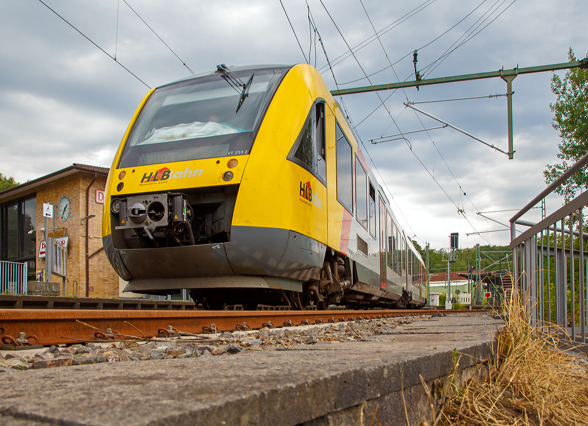 Mal eine andere Perspektive und Ansicht....
Der VT 253 (95 80 0648 153-4 D-HEB / 95 80 0648 653-3 D-HEB) ein Alstom Coradia LINT 41 der HLB (Hessische Landesbahn) verlässt am 27.07.2019, als RB 93  Rothaarbahn  (Betzdorf – Siegen – Kreuztal - Bad Berleburg), den Bahnhof Betzdorf (Sieg).
Mein Fotostandpunkt war die Fußgängerbrücke neben der Eisenbahnbrücke.