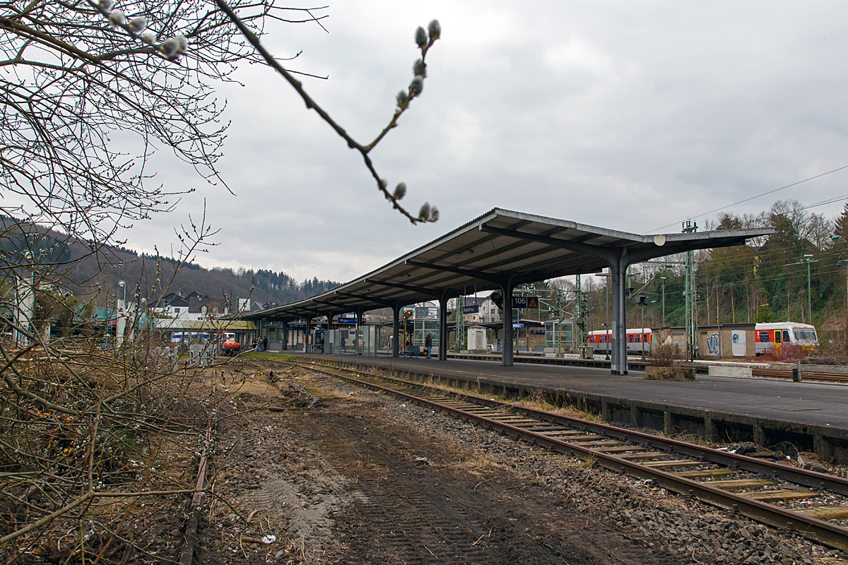 Mal gute Nachrichen aus dem Bahnalltag...
Am Bahnhof Betzdorf/Sieg lichtet es sich, die Bauarbeiten zur Reaktivierung zum Gleis 107 haben begonnen. Hier stehe ich noch in den stillgelegten Bereich, wie man gut erkennt liegt teilweise das Gleis noch.