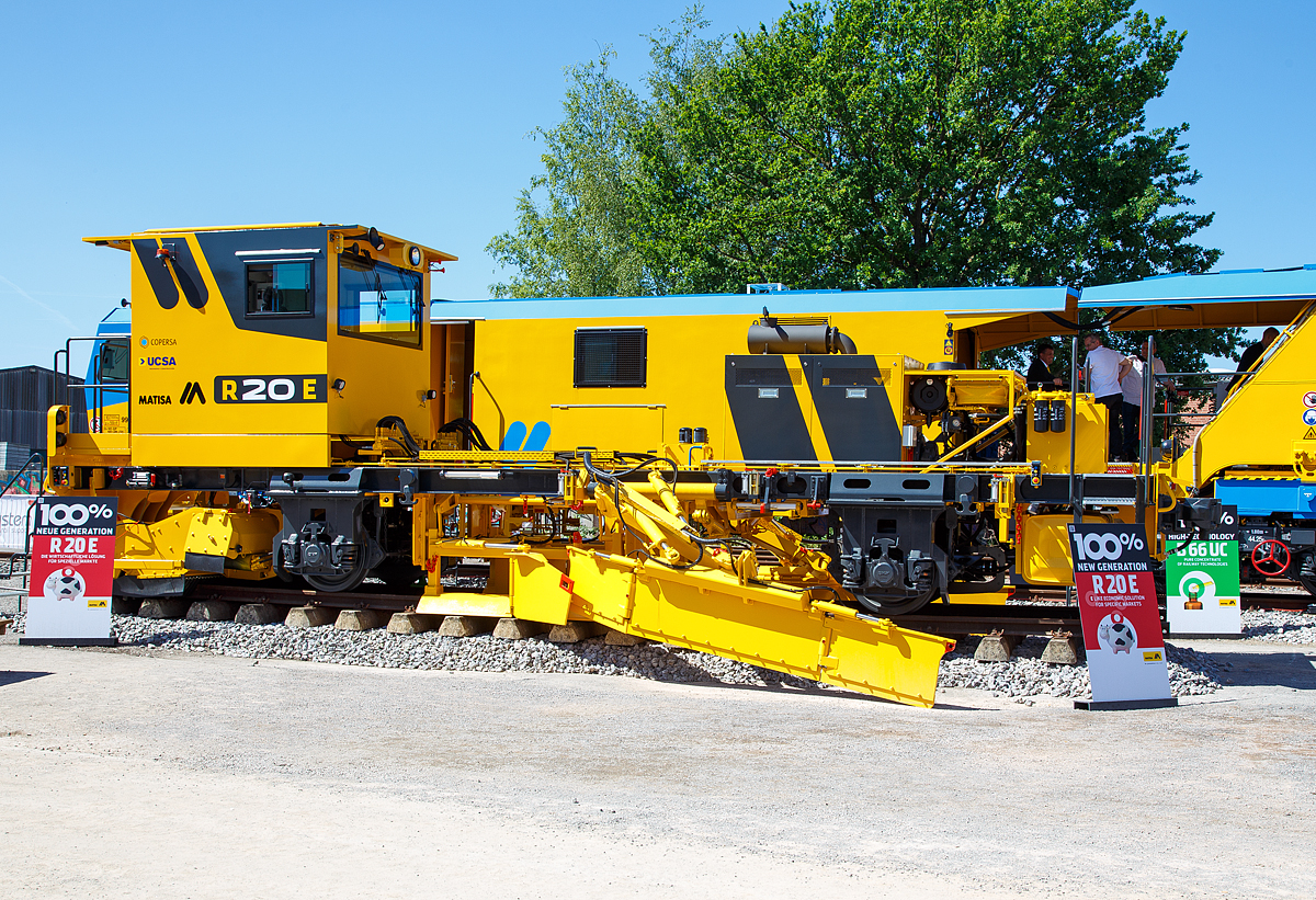MATISA Schmalspur-Schotterplaniermaschine R 20 E pr�sentiert auf der iaf 2017 in M�nster (am 01.06.2017).

Die R 20 / R 20 E sind Schotterplaniermaschinen mit hoher Leistung, kompakt und sparsam, f�r den Einsatz in Gleisen. Die Maschinen sind besonders f�r Schmalspurnetze und Strecken mit geringer zul�ssiger Achslast geeignet. Nat�rlich sind sie auch f�r Netze mit Standardspurweite lieferbar. Die Eigenfahrgeschwindigkeit betr�gt 80 km/h. Mit diesen Schotterplaniermaschinen wird, bei kompakteren und vereinfachten Design die gleiche Arbeitsqualit�t wie bei ihren grossen Schwestern erreicht.

Die Maschinen k�nnen mit einer Verladeeinrichtung, die die Maschine anhebt und seitlich verf�hrt, zum Transport auf einem Lastwagenanh�nger, ausgestattet werden. Mit dieser Einrichtung kann die Maschine auch nach dem Einsatz neben dem Gleis abgestellt und Transportkosten gespart werden. Die Schotterplaniermaschinen R 20 sind mit Kameras an jedem Ende der Maschine und mit zwei Bildschirmen in der Kabine, ausgestattet. Sie erm�glichen es dem Bediener das Gleis vor und hinter der Maschine zu �berwachen. Die Schotterplaniermaschinen R 20 besonders f�r die M�rkte ausserhalb Europas gedacht..

TECHNISCHE DATEN :
Spurweite: 1.000 bis 1.67 6mm (hier 1.000 mm)
Anzahl der Achsen: 2 (beide angetrieben)
Achsabstand: 6.000 mm
H�chstgeschwindigkeit (Eigenfahrt): 80 km/h
Kleister befahrbarer Gleisbogen: R = 100 m
Motorleistung: 194 kW
Geschwindigkeit beim Pfl�gen: 15 km/h
Geschwindigkeit  beim Kehren: 3 km/h

