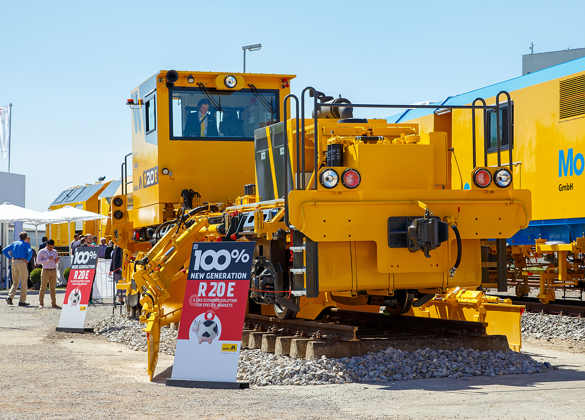 MATISA Schmalspur-Schotterplaniermaschine R 20 E pr�sentiert auf der iaf 2017 in M�nster (am 01.06.2017).

Die R 20 / R 20 E sind Schotterplaniermaschinen mit hoher Leistung, kompakt und sparsam, f�r den Einsatz in Gleisen. Die Maschinen sind besonders f�r Schmalspurnetze und Strecken mit geringer zul�ssiger Achslast geeignet. Nat�rlich sind sie auch f�r Netze mit Standardspurweite lieferbar. Die Eigenfahrgeschwindigkeit betr�gt 80 km/h. Mit diesen Schotterplaniermaschinen wird, bei kompakteren und vereinfachten Design die gleiche Arbeitsqualit�t wie bei ihren grossen Schwestern erreicht.

Die Maschinen k�nnen mit einer Verladeeinrichtung, die die Maschine anhebt und seitlich verf�hrt, zum Transport auf einem Lastwagenanh�nger, ausgestattet werden. Mit dieser Einrichtung kann die Maschine auch nach dem Einsatz neben dem Gleis abgestellt und Transportkosten gespart werden. Die Schotterplaniermaschinen R 20 sind mit Kameras an jedem Ende der Maschine und mit zwei Bildschirmen in der Kabine, ausgestattet. Sie erm�glichen es dem Bediener das Gleis vor und hinter der Maschine zu �berwachen. Die Schotterplaniermaschinen R 20 besonders f�r die M�rkte ausserhalb Europas gedacht..

TECHNISCHE DATEN :
Spurweite: 1.000 bis 1.67 6mm (hier 1.000 mm)
Anzahl der Achsen: 2 (beide angetrieben)
Achsabstand: 6.000 mm
H�chstgeschwindigkeit (Eigenfahrt): 80 km/h
Kleister befahrbarer Gleisbogen: R = 100 m
Motorleistung: 194 kW
Geschwindigkeit beim Pfl�gen: 15 km/h
Geschwindigkeit  beim Kehren: 3 km/h