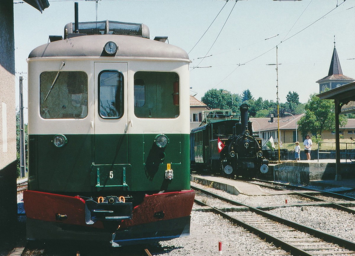 MBC/BAM: Im Jahre 1995 Jahre feierte die BAM ihr 100-j�hriges Jubil�um. Zu diesem besonderen Anlass verkehrte im Sommer 1995 ein Dampfzug der BC mit der G 3/3 6 (1901, ehemals SBB Br�nig) auf der BAM. Diese von der BC zur Verf�gung gestellte Dampflok stand bei der BAM ab 1943 im Einsatz. Der Jubil�umsdampfzug wurde im Sommer 1995 auf dem Endbahnhof L'ISLE-MONT-La VILLE zusammen mit dem ABDe 4/4 5 (1949) fotografiert.  
Foto: Walter Ruetsch