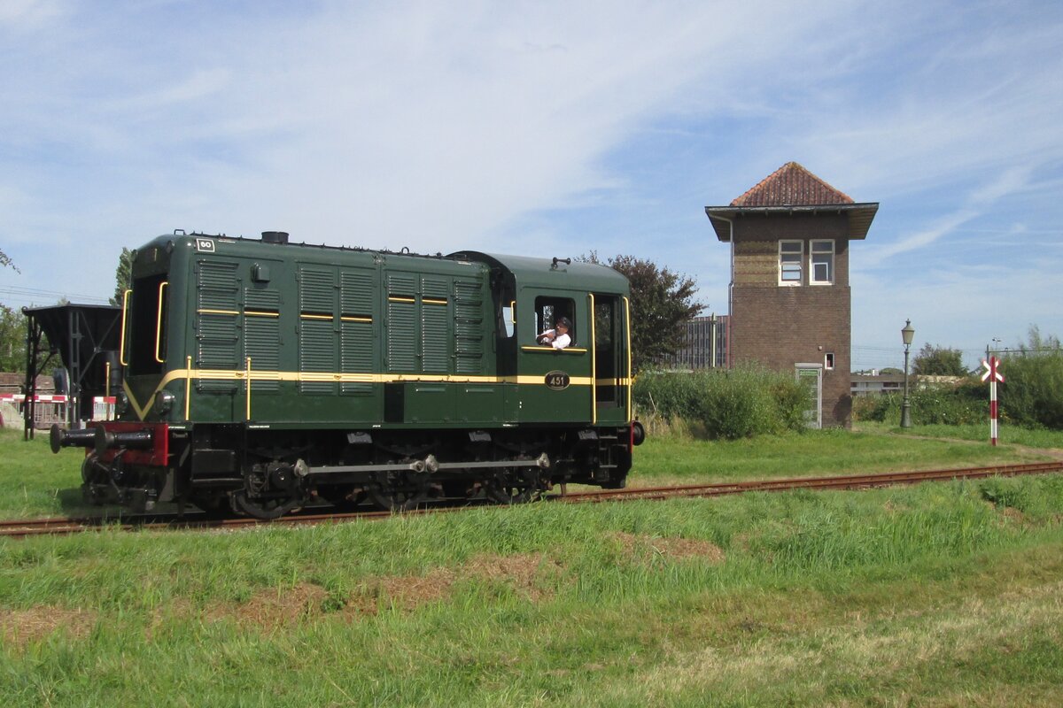 MBS 451 ist normalerweise ganz ins Osten von die Niederlande zuhause, steht am 14 Mai 2015 jedoch ins �ussere Westen vin die Niederlande in Goes.