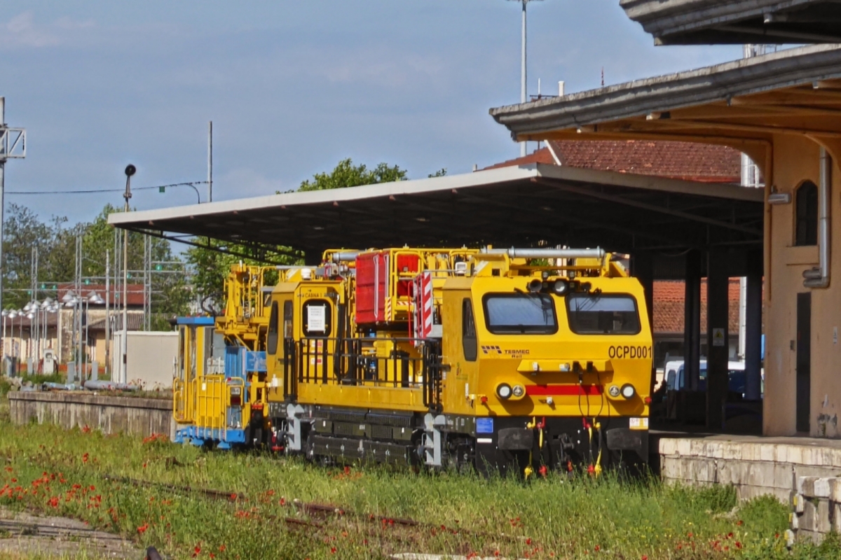 Mehrzweckfahrzeug OCPD 001, von Tesmec Rail, zur Wartung und Installieren von Oberleitungen mit Hilfe der an Bord installierten Spezialwerkzeuge, aufgenommen mit starkem Zoom, im Bahnhof von Verona Porta Nuova. (Starker Zoom) 09.05.2025