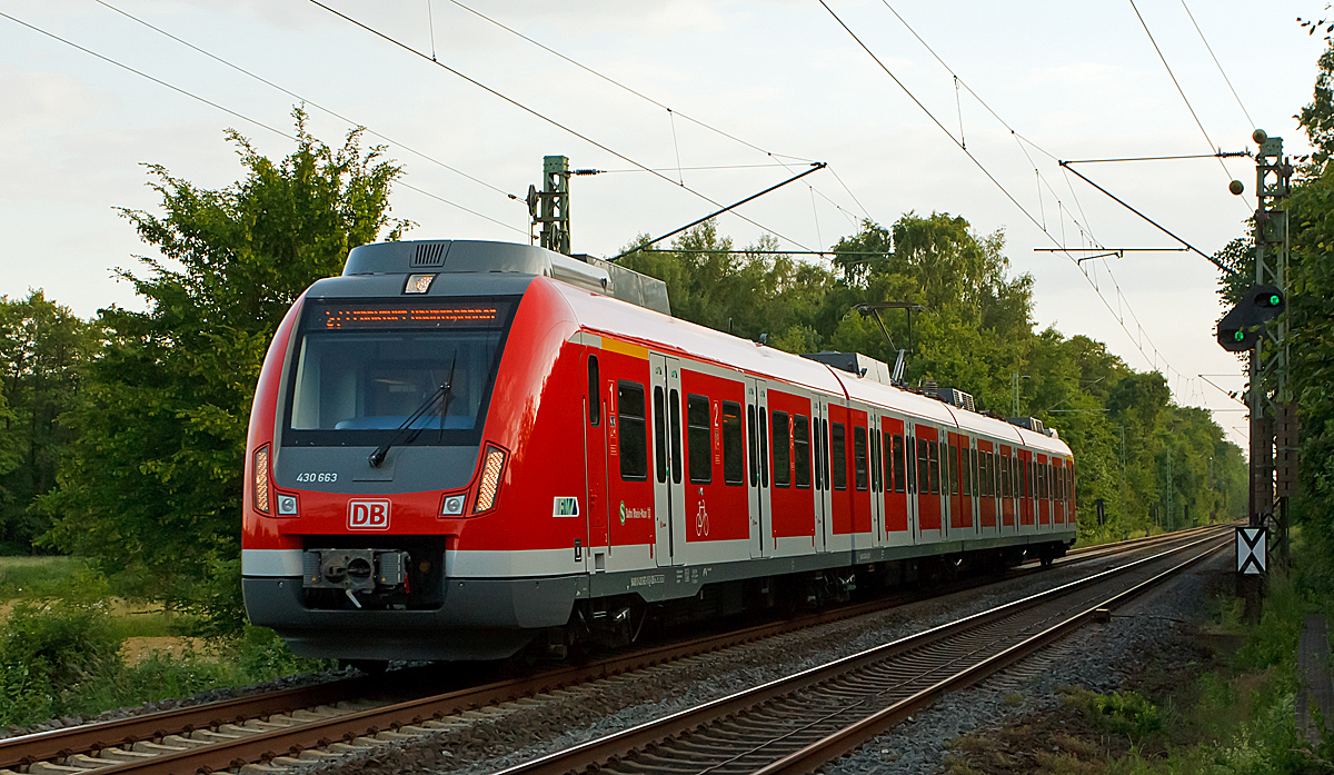 Mein erster ET 430.....

430 663 fährt als S 7  der S-Bahn Rhein-Main (Riedstadt-Goddelau  - Groß Gerau - Frankfurt (Main) Hbf) am 31.05.2014 auf der Riedbahn (KBS 665) bei Groß-Gerau in Richtung Frankfurt am Main.

Die Triebwagen der Baureihe 430 sind S-Bahn-Triebwagen, die seit 2014 die Züge der Baureihe 420 bei der S-Bahn Rhein-Main (seit 2013 Stuttgarter S-Bahn-Netz) ablösen.

Im November 2011 gab der Rhein-Main-Verkehrsverbund bekannt, dass die noch im Einsatz befindlichen Fahrzeuge der Baureihe 420 des S-Bahnnetzes zum Fahrplanwechsel 2014/15 durch Triebwagen der Baureihe 430 ersetzt werden sollen. Anfang 2014 wurden die Züge zu Test- und Schulungszwecken erstmals im Frankfurter Streckennetz eingesetzt. Am 5. Mai 2014 fand auf den Linien S1 (Wiesbaden-Rödermark-Ober Roden) und den Verstärkerkursen der S8 zwischen Frankfurt Hbf und Kelsterbach der erste Fahrgasteinsatz der Baureihe 430 im Rhein-Main-Gebiet statt. Knapp drei Wochen später wurde die S7 am 23. Mai 2014 vollständig umgestellt.

TECHNISCHE DATEN:
Hersteller:  Bombardier / Alstom,
Achsformel:  Bo´(Bo´)(2´)(Bo´)Bo´ (Jakobsdrehgestelle in Klammern)
Spurweite:  1435 mm (Normalspur)
Länge über Kupplung:  68.300 mm
Höhe:  4.273 mm
Breite:  3.020 mm
Drehzapfenabstand:  15.140 mm  je  Endwagen; 14.894 mm  je Mittelwagen
Drehgestellachsstand:  2.200 mm   je  Endwagen; 2.700 mm   je Mittelwagen
Leergewicht:  119 t
Höchstgeschwindigkeit:  140 km/h
Stundenleistung:  2.350 kW
Stundenzugkraft:  145 kN
Treib- und Laufraddurchmesser:  850 mm
Motorbauart:  Drehstrom-Asynchronmotor
Stromsystem:  15 kV; 16,7 Hz
Bremse:  Druckluftbremse KB-C-el-A-E-Mg / elektrodynamische Bremse / Federspeicherbremse
Zugsicherung:  Bombardier EBI Cab 500
Kupplungstyp:  Scharfenbergkupplung
Sitzplätze:  176 (S-Bahn Rhein-Main)
Stehplätze:  296
Fußbodenhöhe:  1.030 mm

