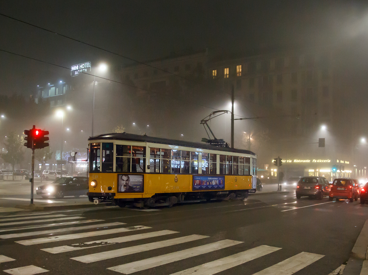 Mein erstes Trambild in Milano (Mailand)....
Die Tram 1719 eine ATM-Baureihe 1500 besser bekannt als  Ventotto  (italienisch f�r achtundzwanzig) abgeleitet vom ersten Baujahr der Serienwagen im Jahr 1928, als Linie 5 (Ospedale Niguarda - Ortica), hier am 27.12.2015 kurz vor der Haltestelle Piazza Duca D'Aosta. 

Diese Stra�enbahntriebwagen sind die �ltesten planm��ig eingesetzten Stra�enbahnwagen in Europa. Aufgrund ihres relativ geringen Fassungsverm�gens fahren sie nur noch auf den weniger frequentierten Linien 1, 5, 19, 23 und 33, sowie als Verst�rker au�erdem auch auf der Linie 2.