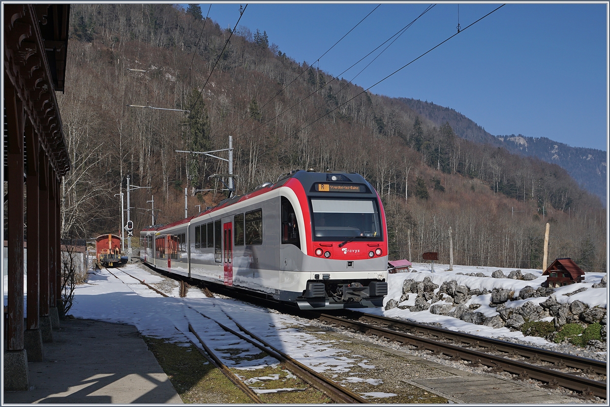 Mein Zug nach Yverdon, ein TRAVYS SURF, erreicht Six-Fontaines.
14.02.2017