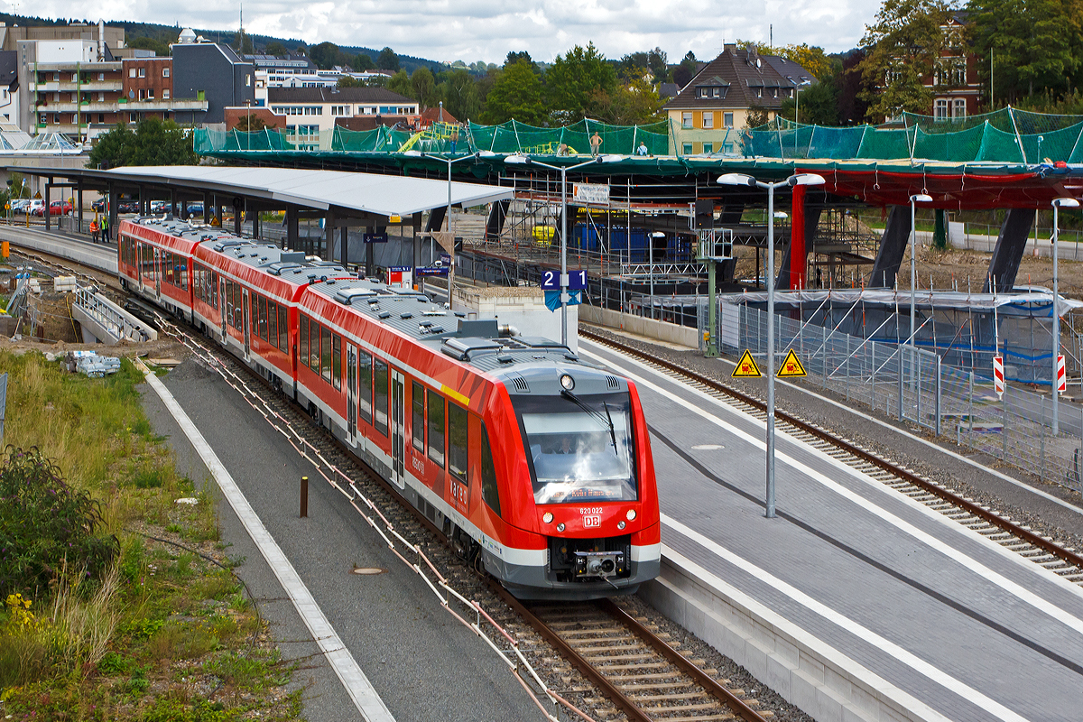
Meine ersten Coradia LINT 81 konnte ich heute in Gummersbach ablichten....
Hier verlässt am 28.08.2014 der dreiteilige Dieseltriebzug Coradia LINT 81 - 620 022 / 621 022 / 620 522 der DB Regio (VAREO), als RB 25 - Oberbergische Bahn (Meinerzhagen - Köln Hansaring), den neuen Bahnhof Gummersbach. Neben diesen modernen Triebzügen ist auch sehr positiv dass der weitere Verlauf der Strecke (KBS 459 - Oberbergische Bahn) von Meinerzhagen nach Lüdenscheid bis 2016 reaktiviert wird.  

Die dreiteiligen Dieseltriebwagen Coradia LINT 81 wurden von  ALSTOM Transport Deutschland GmbH in Salzgitter entwickelt und gebaut. Der Triebwagen besteht aus bestehen aus drei Wagenteilen, die jeweils auf zwei Enddrehgestellen ruhen, die BR-Zusammensetzung lautet 620.0/621.0/620.5.

Motorisiert ist der Triebzug durch vier Dieselmotoren mit einer Leistung von je 390 kW (ein Endwagen und der Mittelwagen je 1x und ein Endwagen mit zwei Motoren.

TECHNISCHE DATEN:
Spurweite: 1.435 mm
Achsfolge: B’2’+B’2’+B’B’
Fahrzeuglänge über Kupplung:  80.920 mm
Fahrzeugbreite: 2.750 mm
Maximale Fahrzeughöhe (über SO):  4.310 mm
Einstieghöhe (über SO): ca. 800 mm 
Minimaler befahrbarer Radius Werkstatt/Betrieb: 100/125 m
Installierte Motorleistung: 4x390 kW
Leistungsübertragung: mechanisch
Höchstgeschwindigkeit: 140 km/h 
Eigengewicht: ca. 138 t
Maximale Radsatzlast bei Fahrzeughöchstgewicht: ca. 18 t
Sitzplätze: 300
Stehplätze ca. : 250
