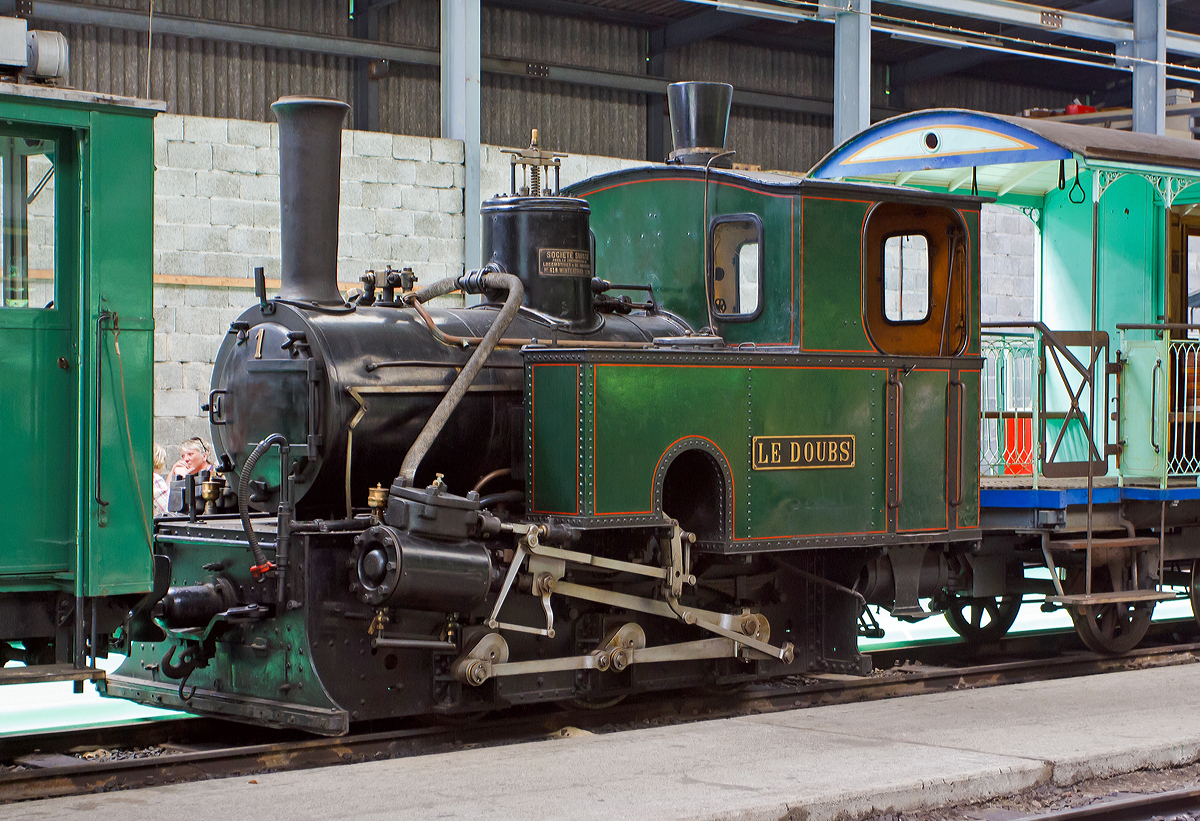 
Meterspurige G 3/3-Tenderlokomotive ex RdB 1  Le Doubs  (Chemins de fer Régional des Brenets heute zur TRN), der Museumsbahn Blonay–Chamby, hier  am 27.05.2012 im Museum Chaulin.  

Die Lok wurde 1890  von der SLM (Schweizerischen Lokomotiv- und Maschinenfabrik, Winterthur) unter der Fabriknummer 618 gebaut.